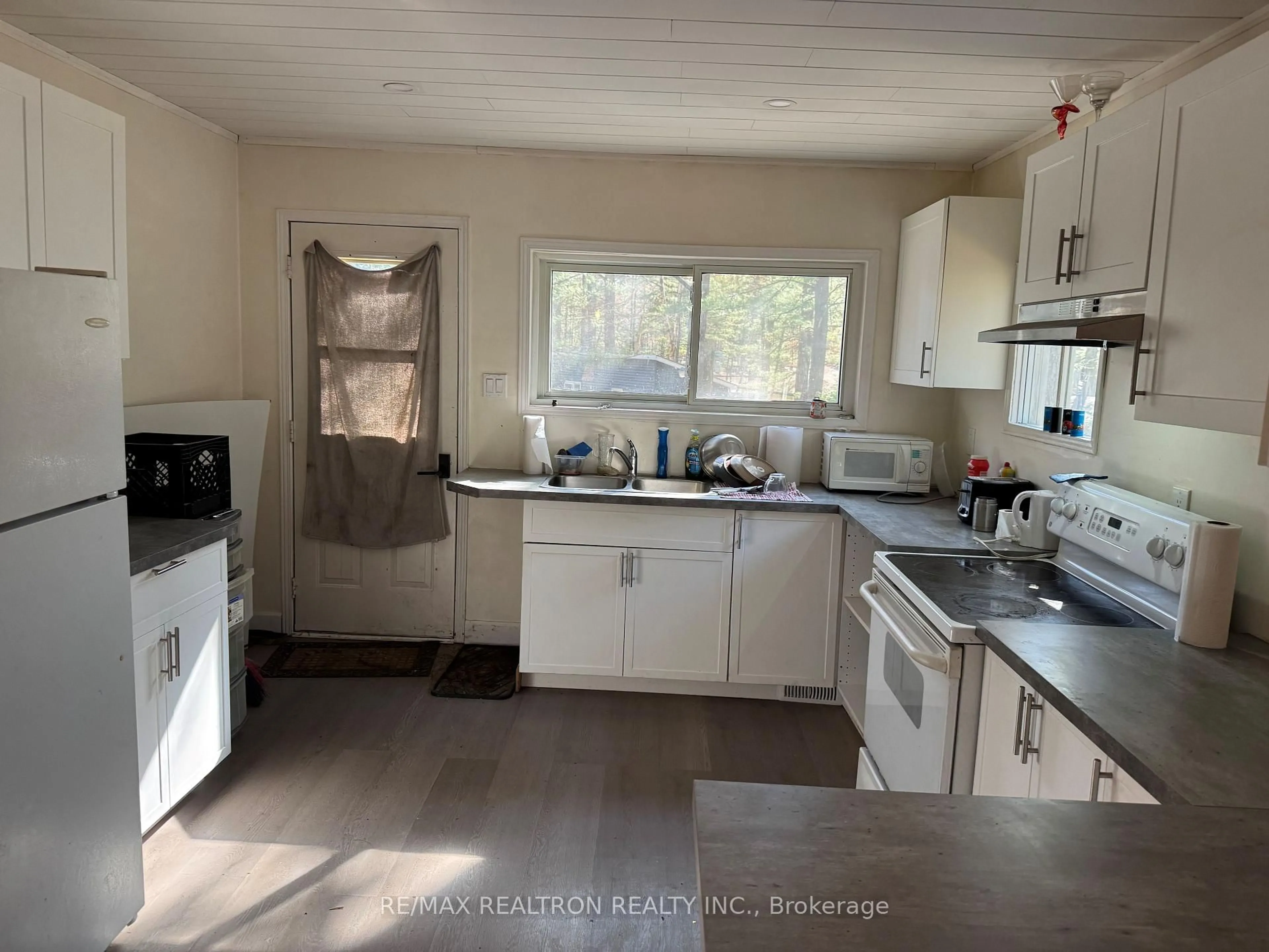 Standard kitchen, unknown for 1080 Four Seasons Rd, Gravenhurst Ontario P0E 1N0