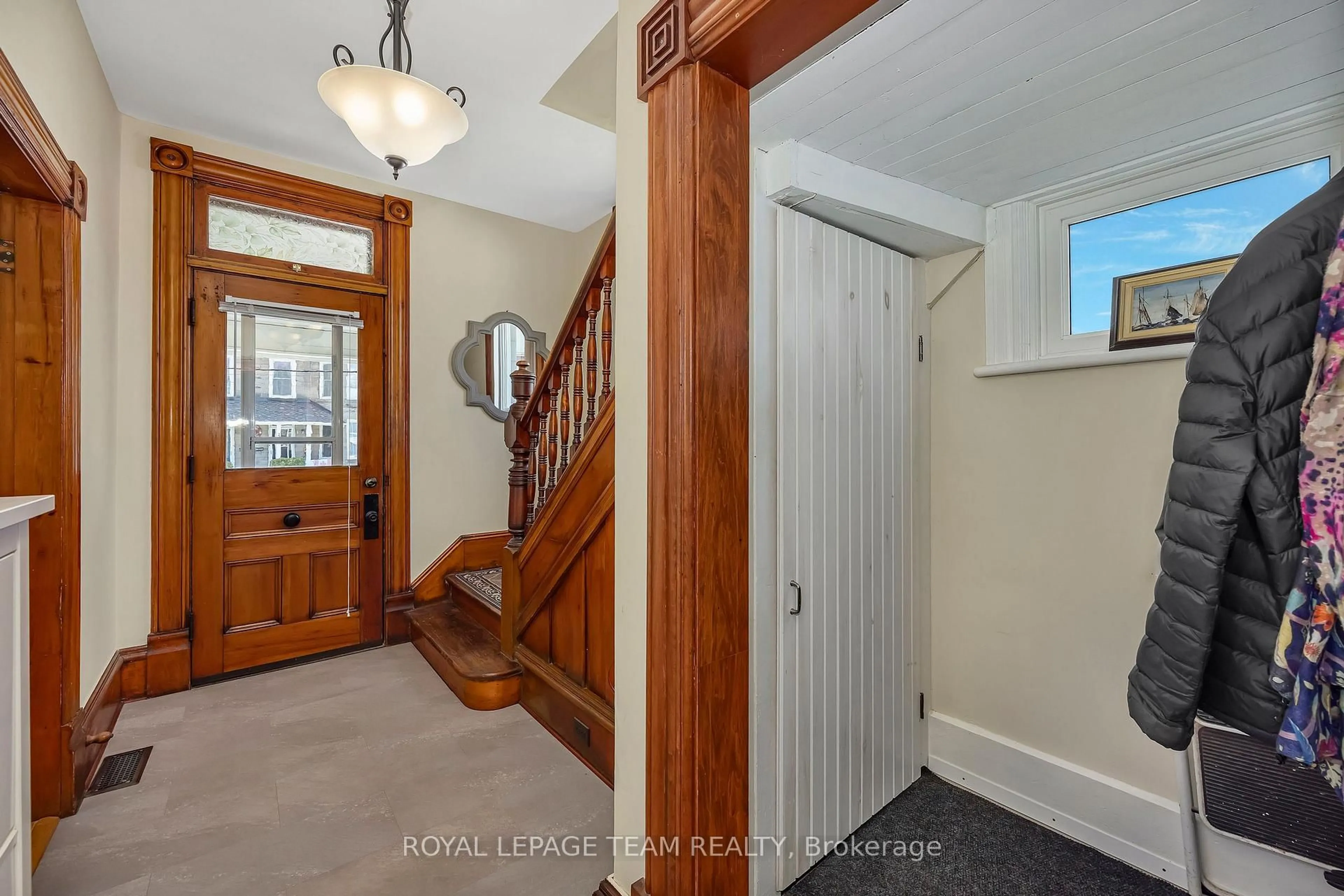Indoor entryway for 23 George St, Smiths Falls Ontario K7A 1Y3
