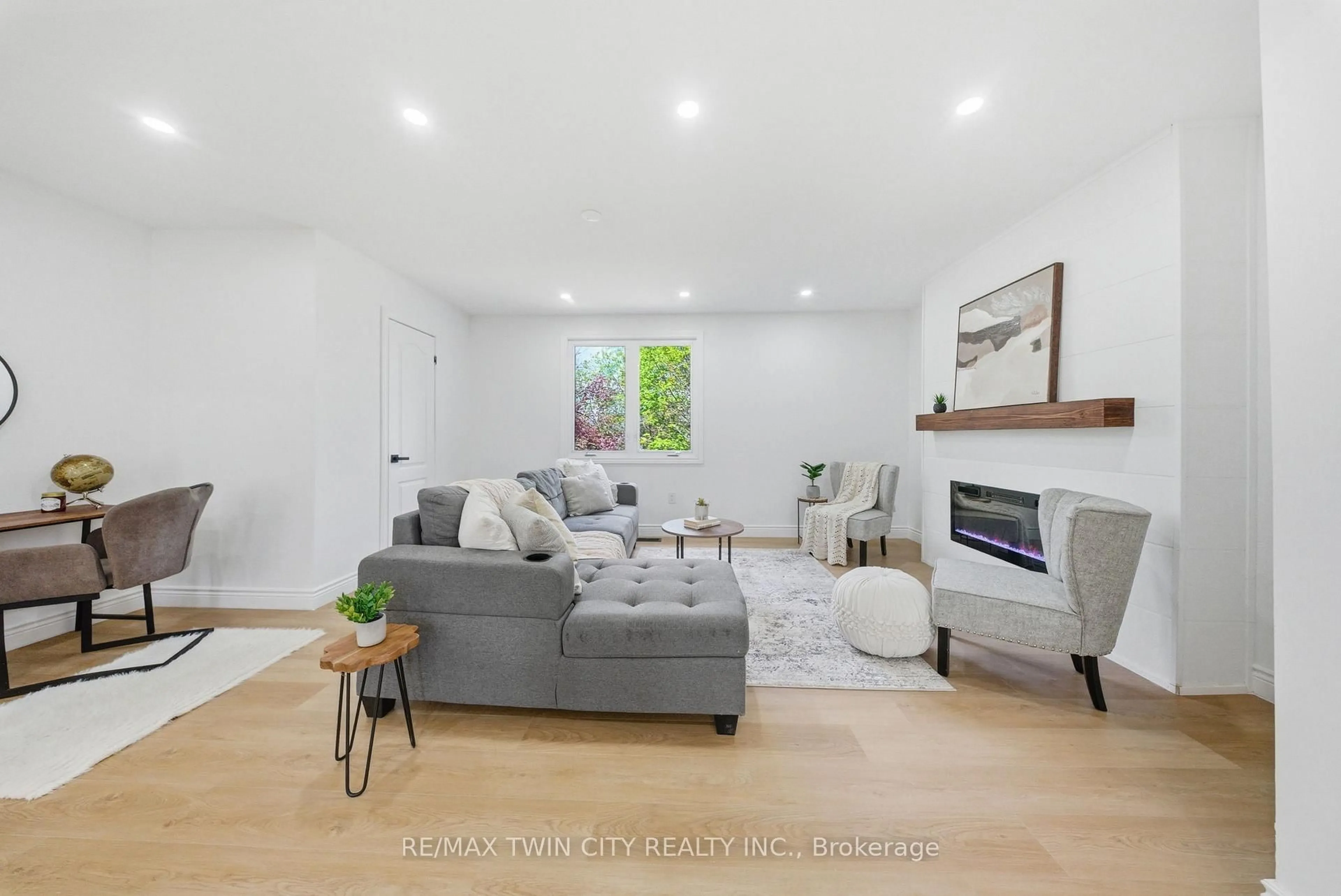 Living room with furniture, unknown for 47 Walnut St, Brantford Ontario N3T 1H1
