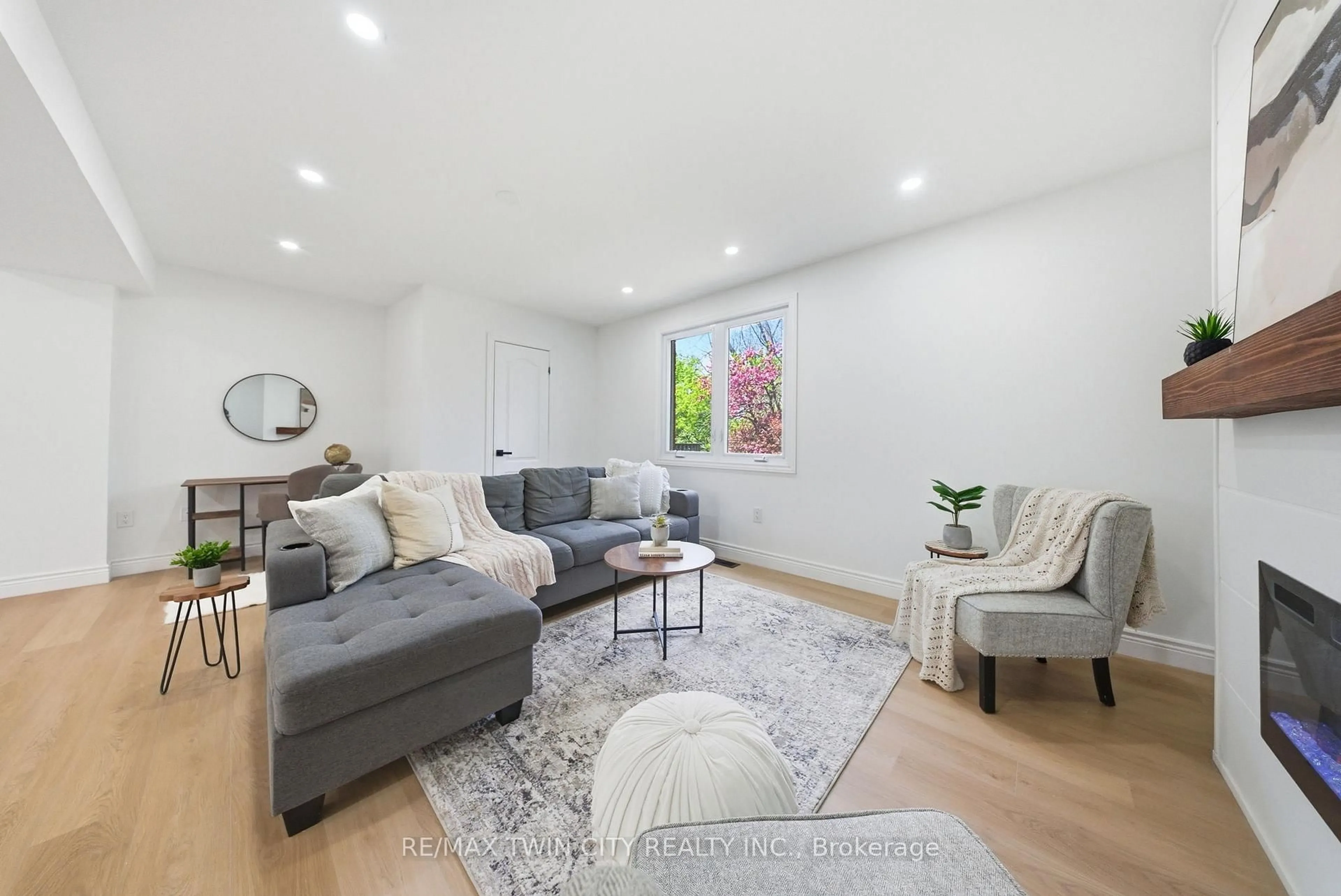 Living room with furniture, unknown for 47 Walnut St, Brantford Ontario N3T 1H1