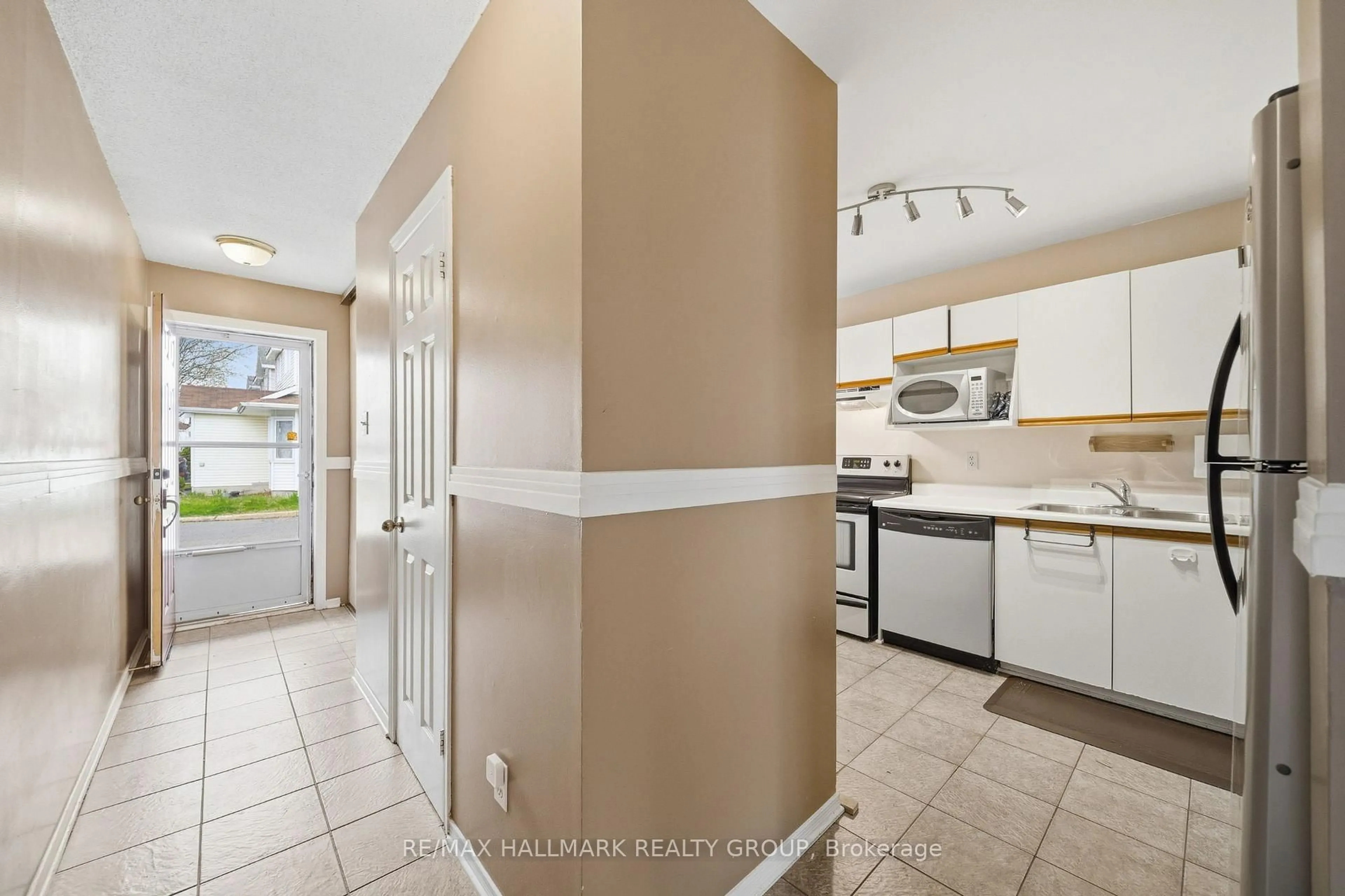 Standard kitchen, ceramic/tile floor for 3004 Victoria Heights Cres #33, Ottawa Ontario K1T 3M7