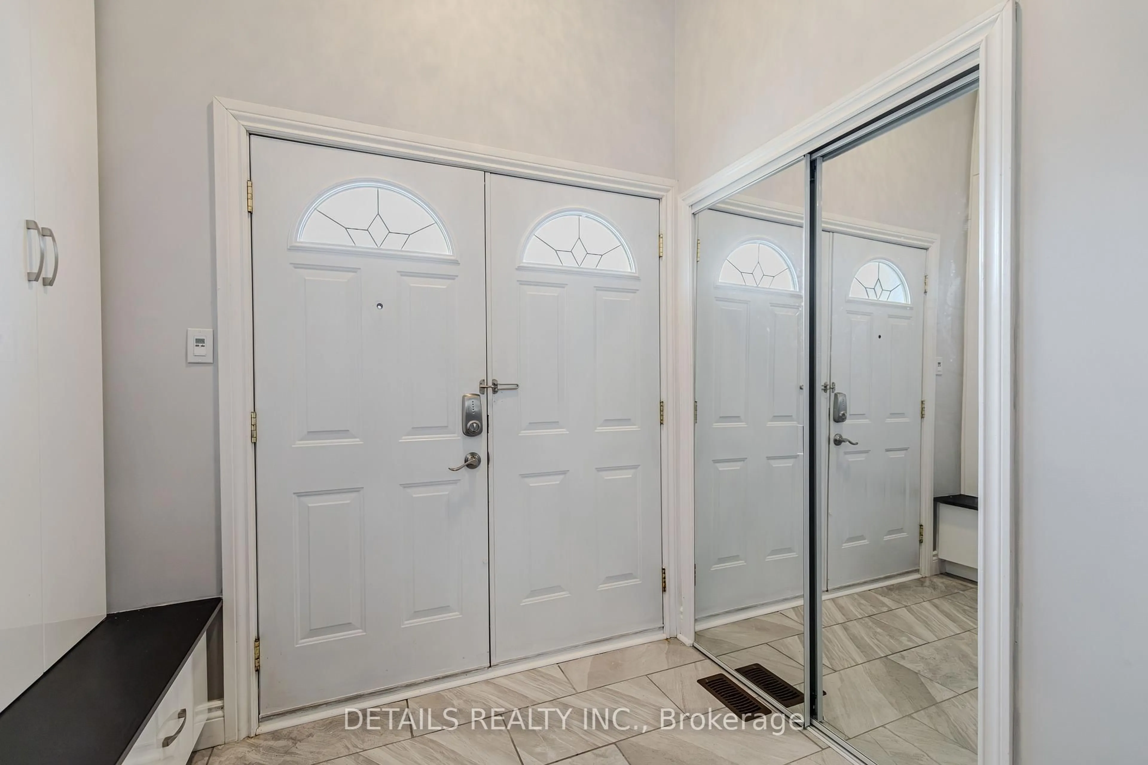 Indoor entryway for 7 Kerry Cres, Ottawa Ontario K2E 5V7