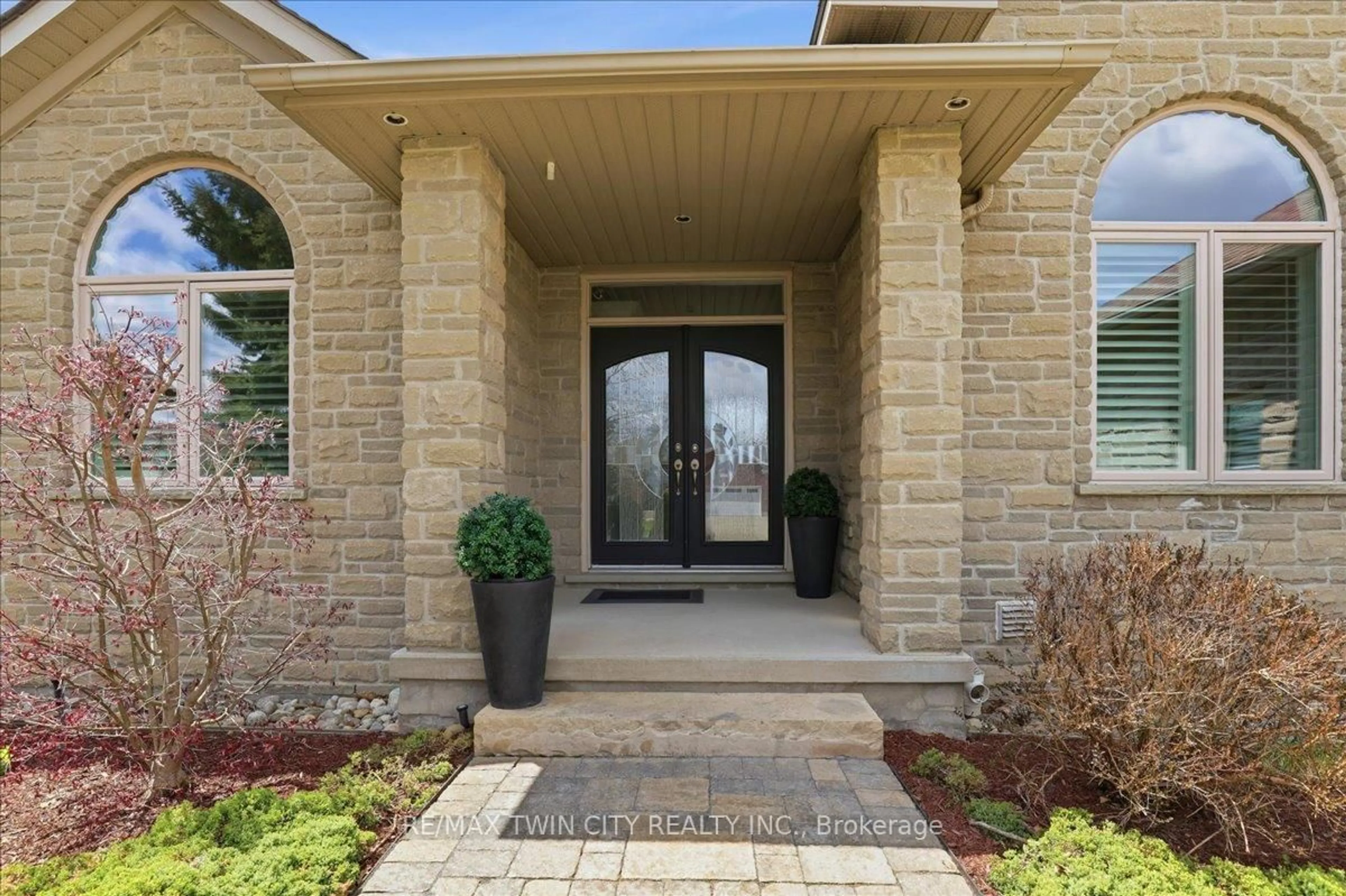 Indoor entryway for 27 Fall Harvest Dr, Kitchener Ontario N2P 2M2