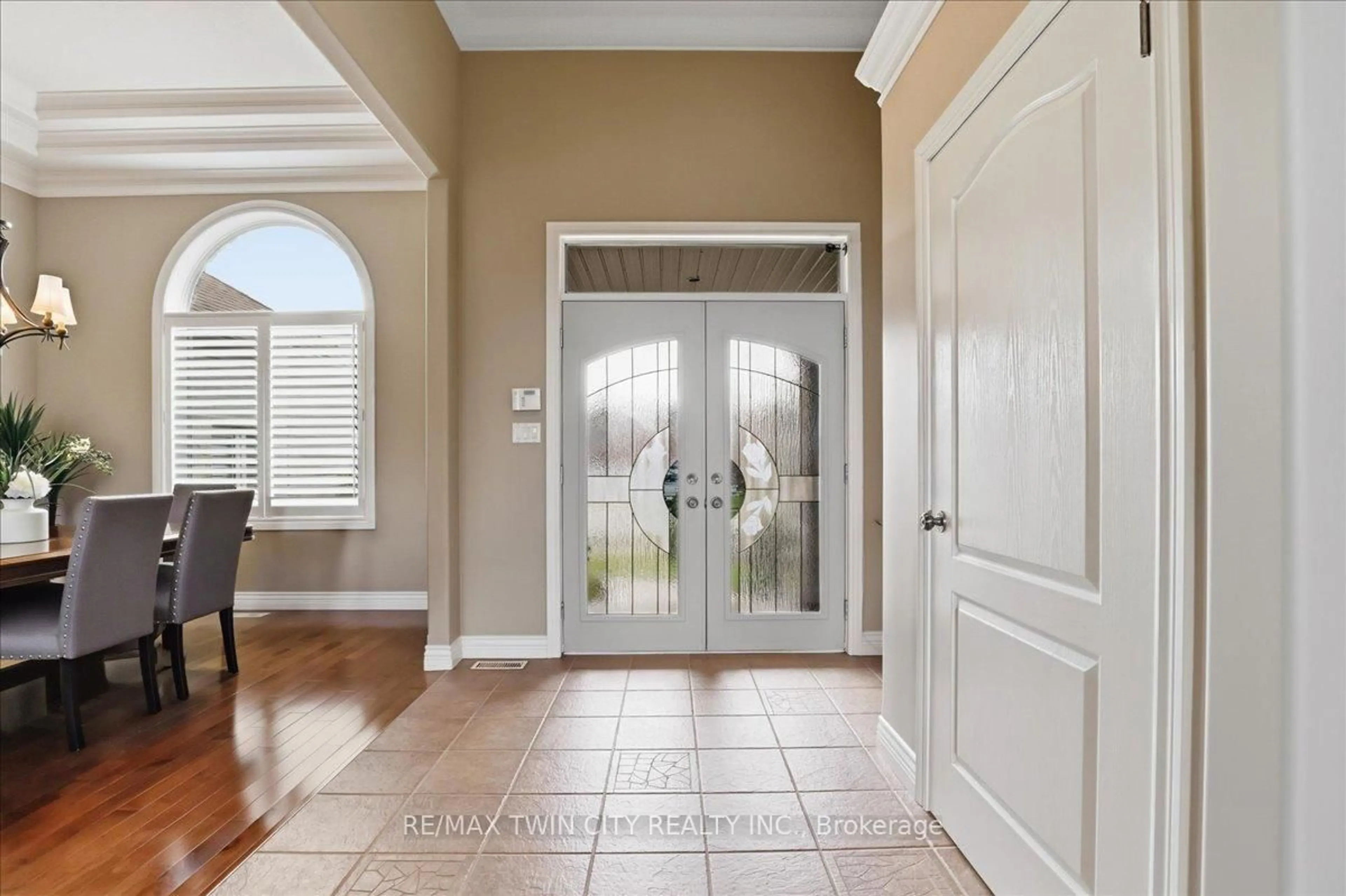 Indoor entryway for 27 Fall Harvest Dr, Kitchener Ontario N2P 2M2