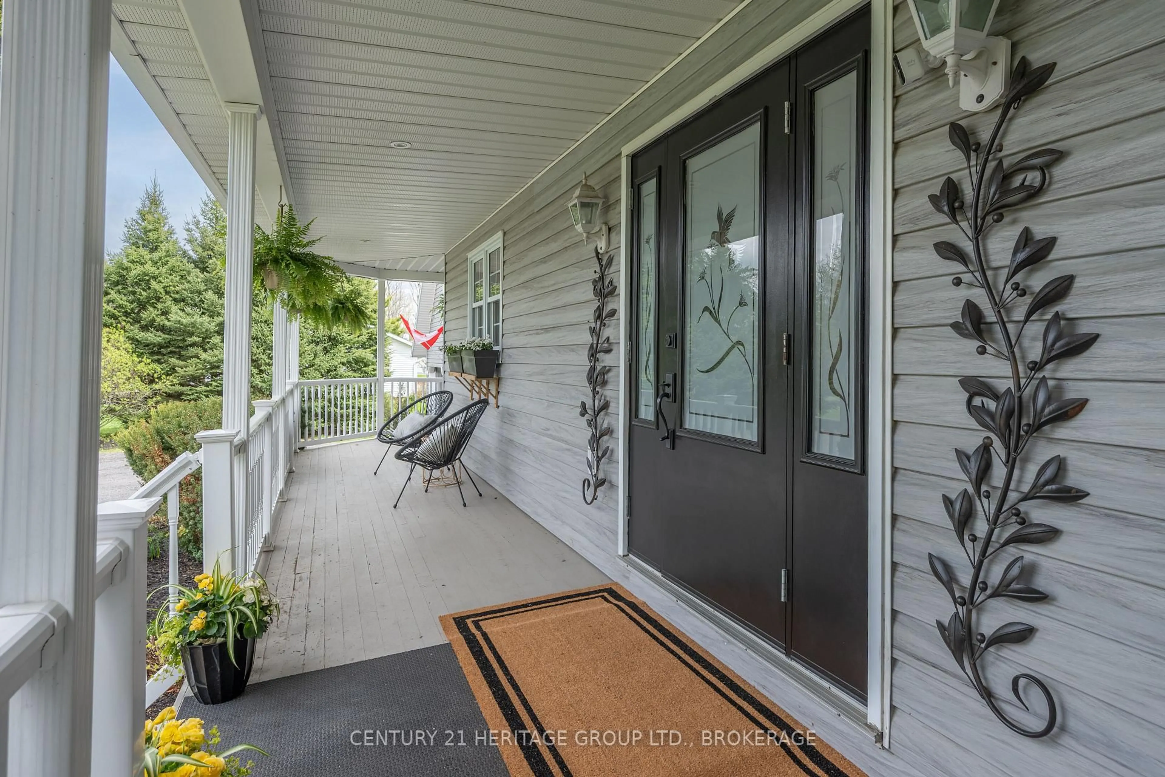 Indoor entryway for 5216 Bradford Rd, Harrowsmith Ontario K0H 1V0