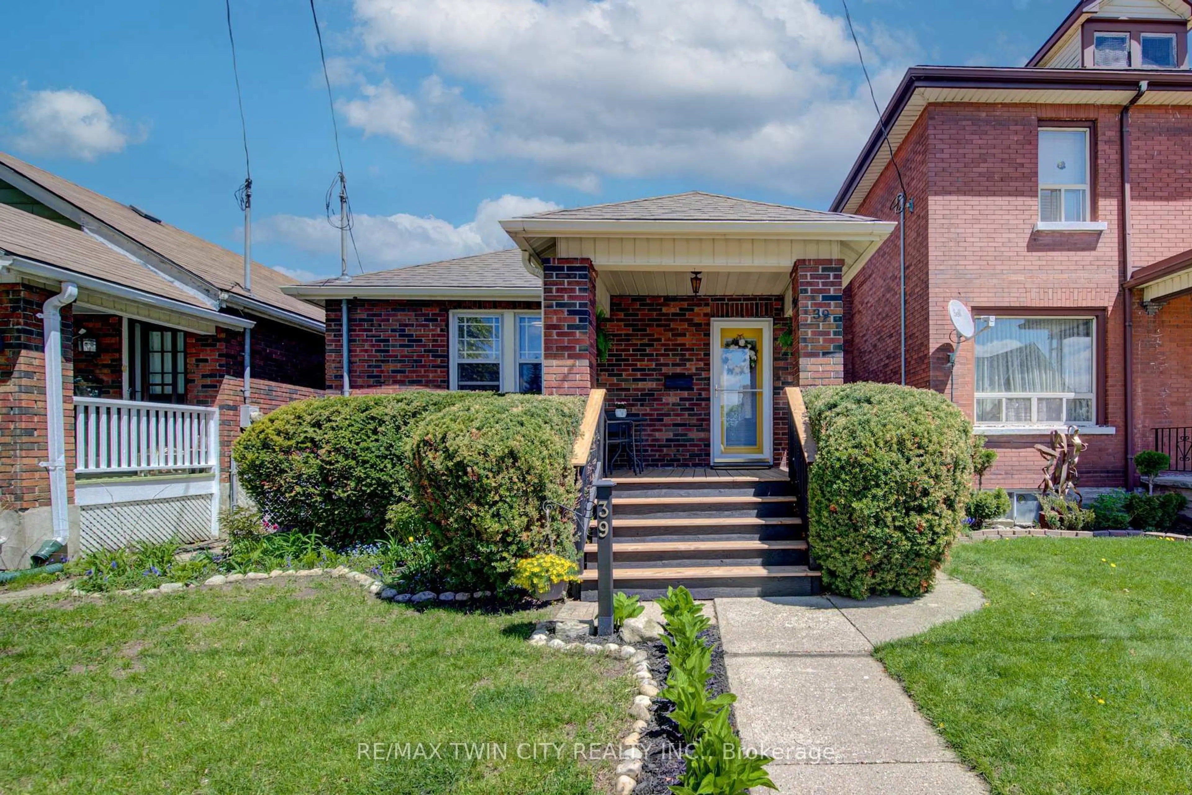Home with brick exterior material, street for 39 Portland St, Cambridge Ontario N1R 4C8