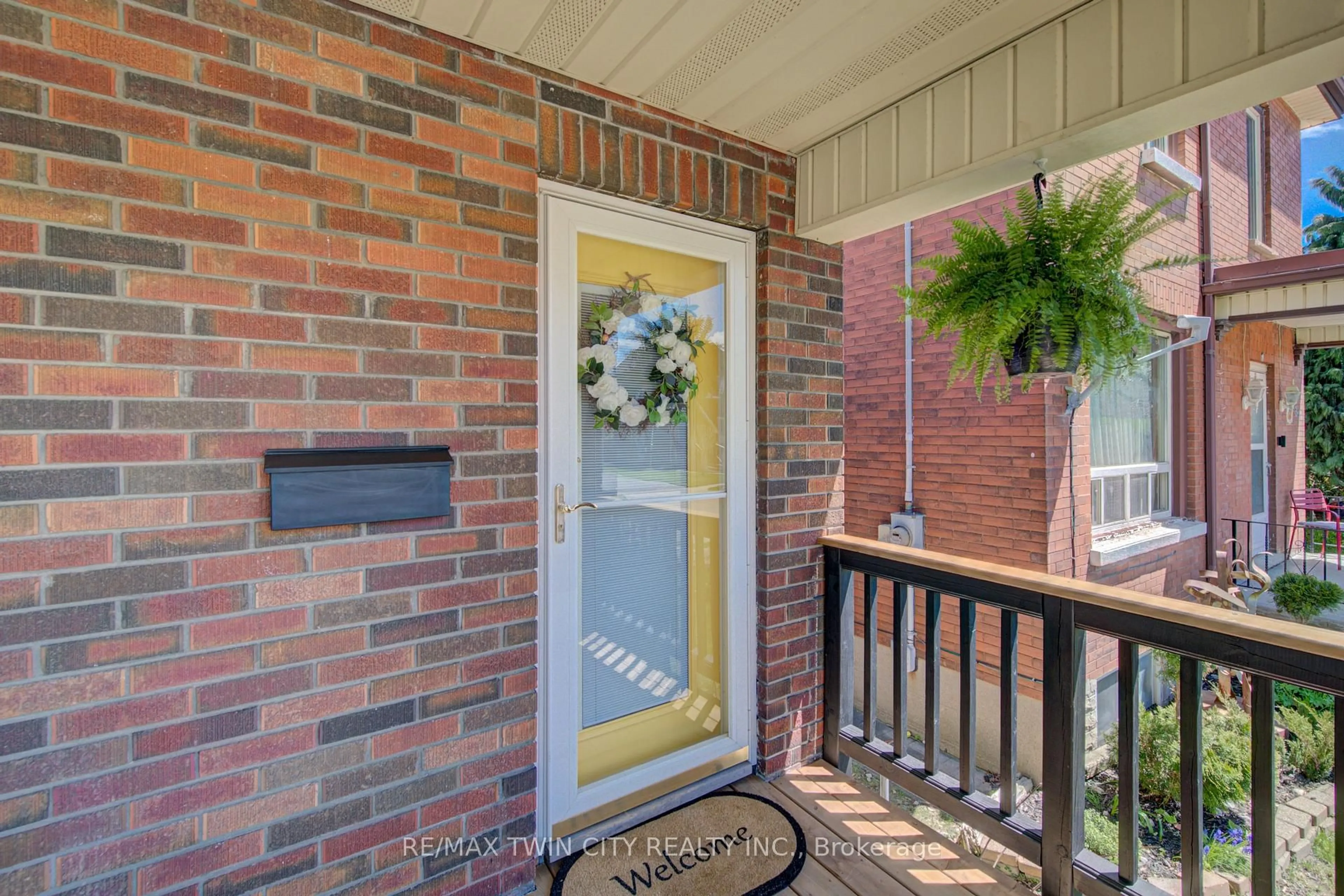 Indoor entryway for 39 Portland St, Cambridge Ontario N1R 4C8