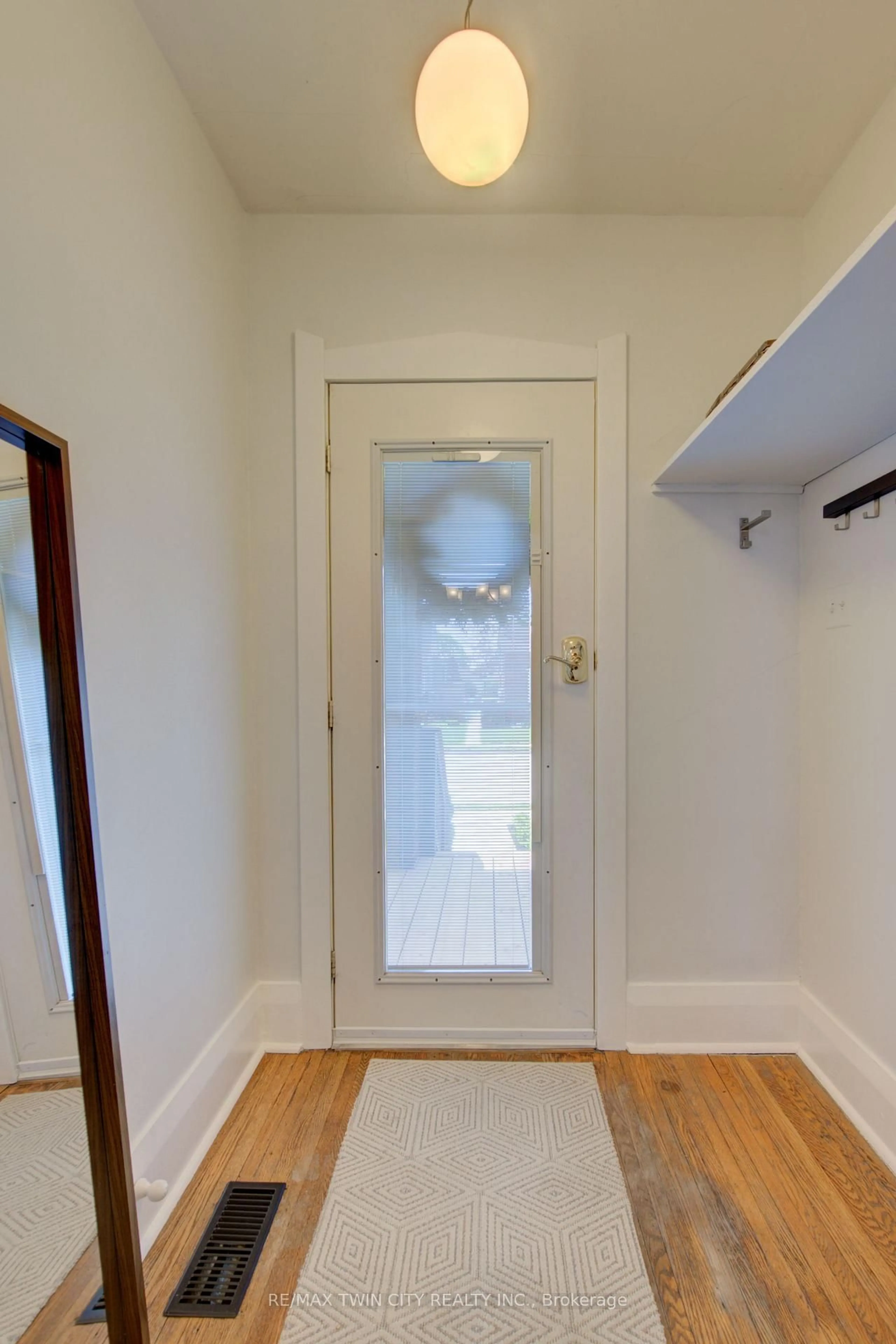 Indoor entryway for 39 Portland St, Cambridge Ontario N1R 4C8