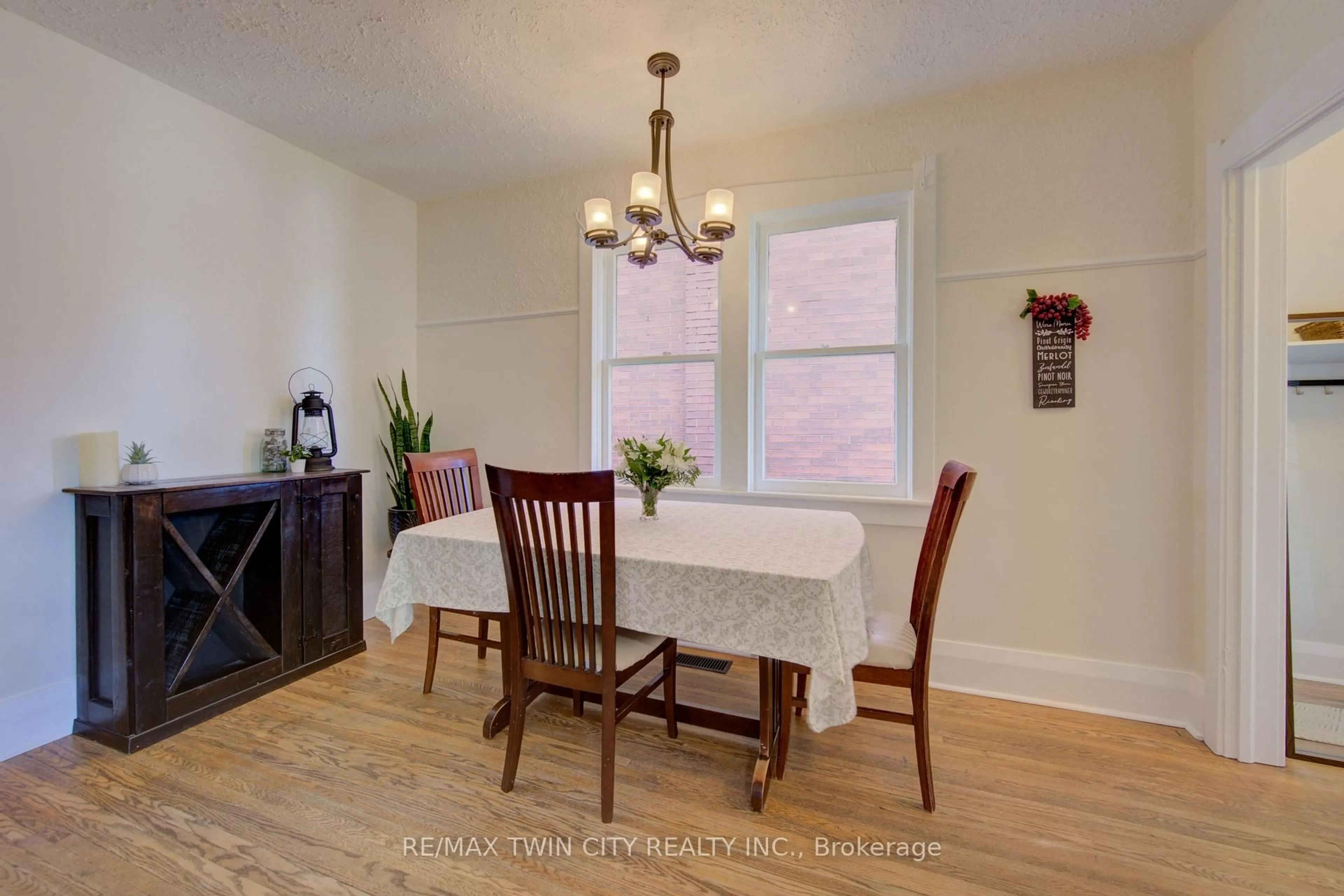 Dining room, wood/laminate floor for 39 Portland St, Cambridge Ontario N1R 4C8