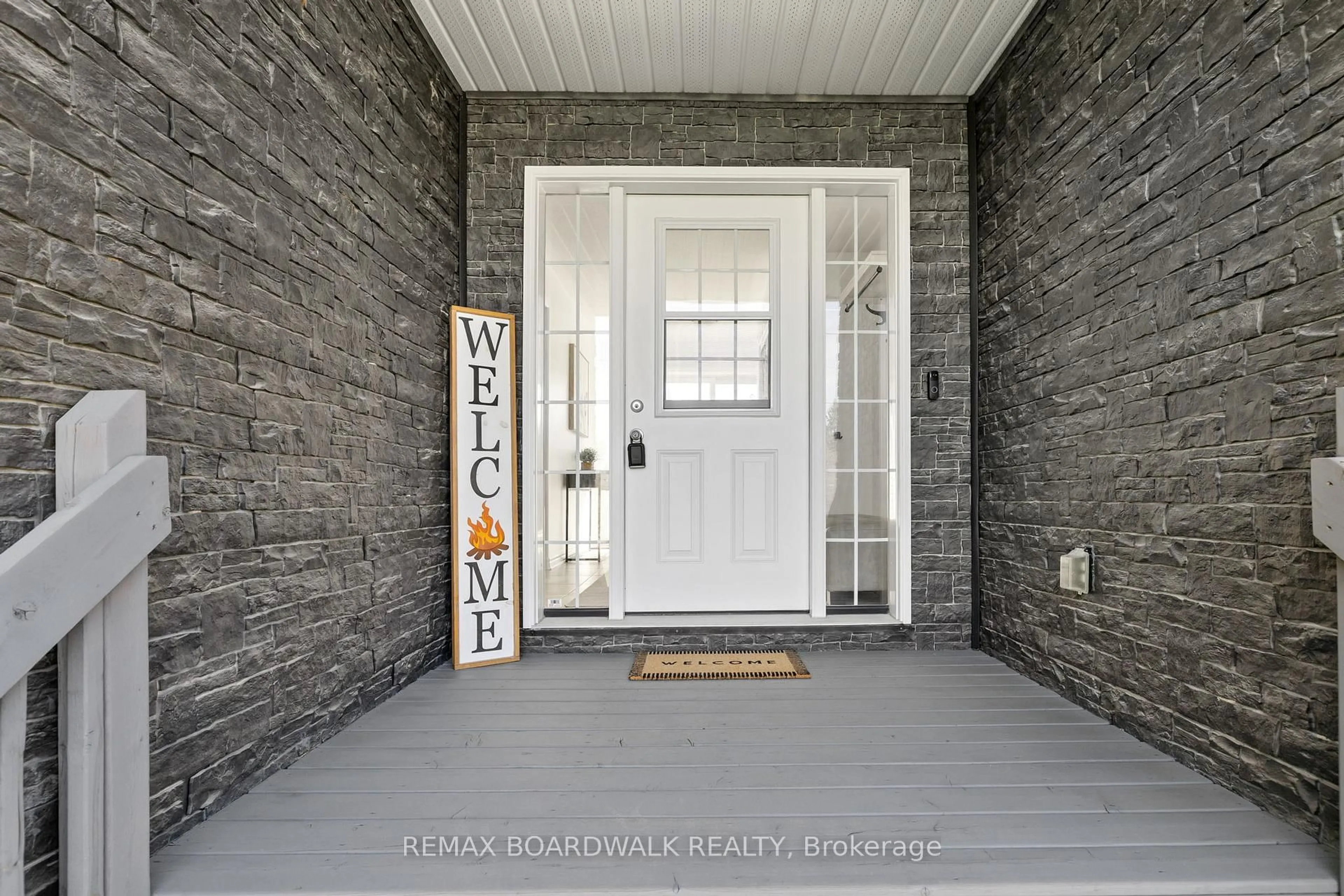 Indoor entryway for 661 Pinery Rd, Smiths Falls Ontario K7A 4S7