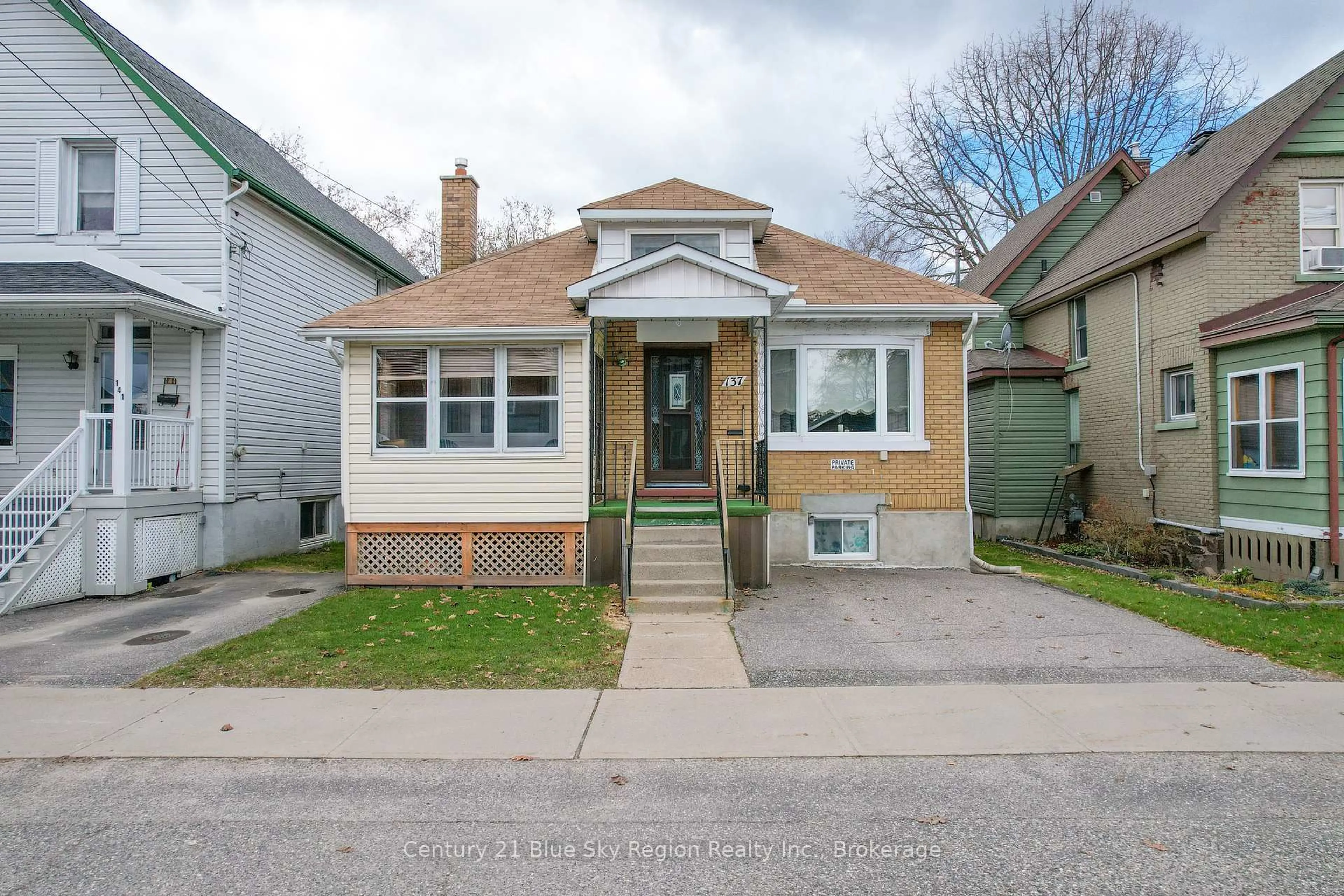 Home with brick exterior material, street for 137 Second Ave, North Bay Ontario P1B 1L3