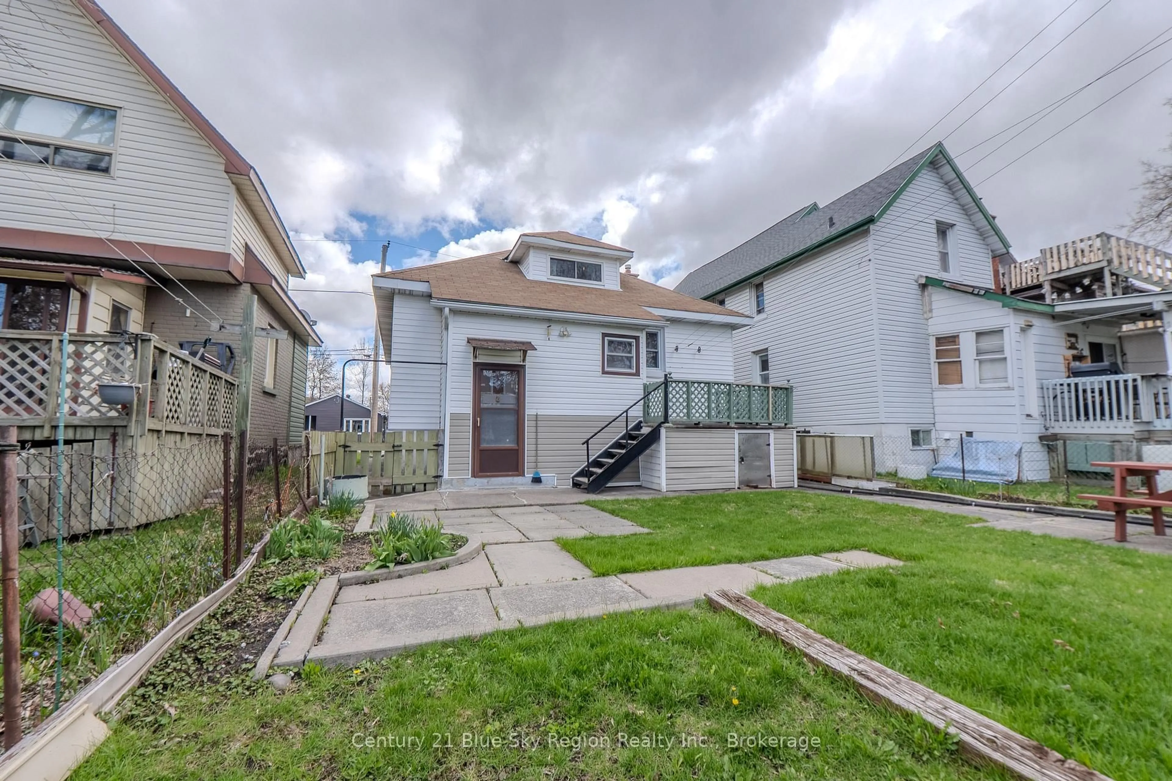 A pic from outside/outdoor area/front of a property/back of a property/a pic from drone, street for 137 Second Ave, North Bay Ontario P1B 1L3
