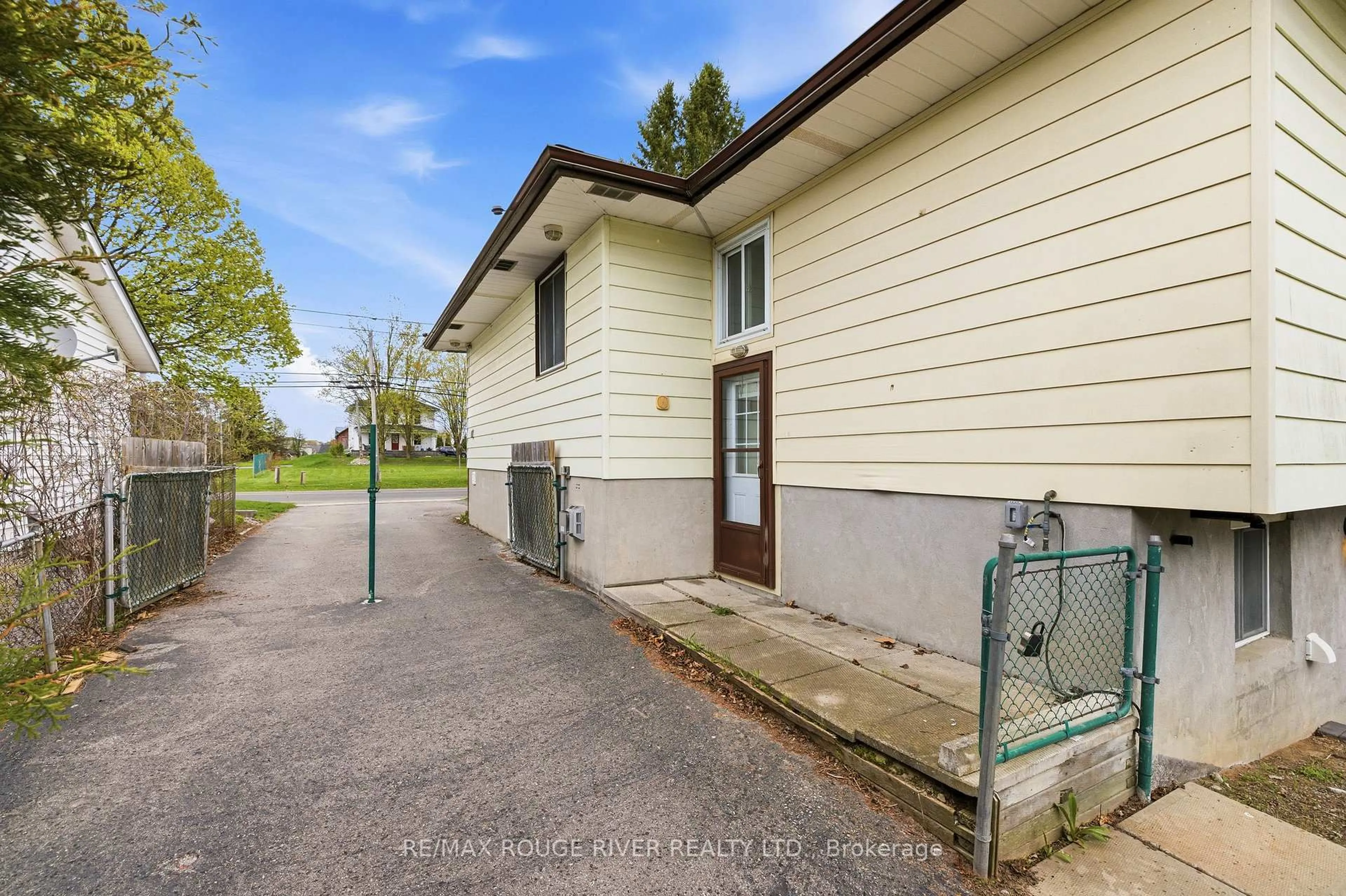 A pic from outside/outdoor area/front of a property/back of a property/a pic from drone, street for 599 Otonabee Dr, Peterborough Ontario K9J 7X8