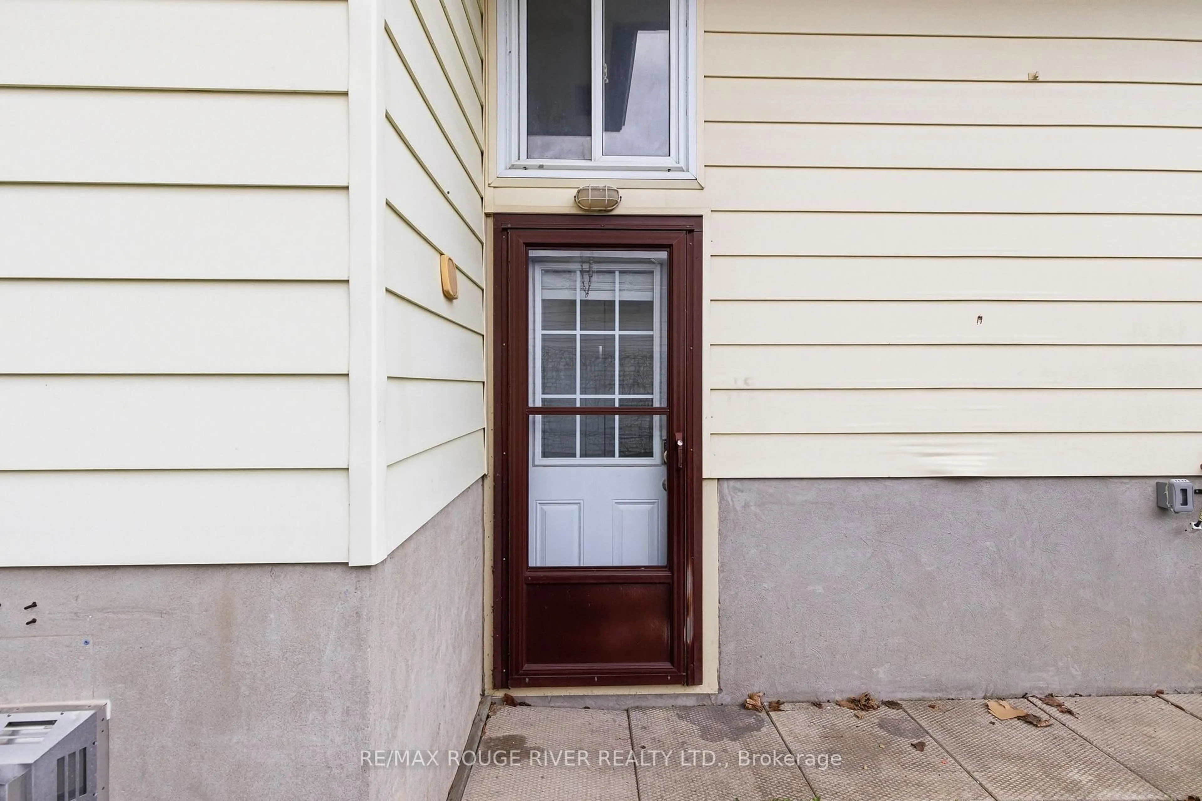 Indoor entryway for 599 Otonabee Dr, Peterborough Ontario K9J 7X8