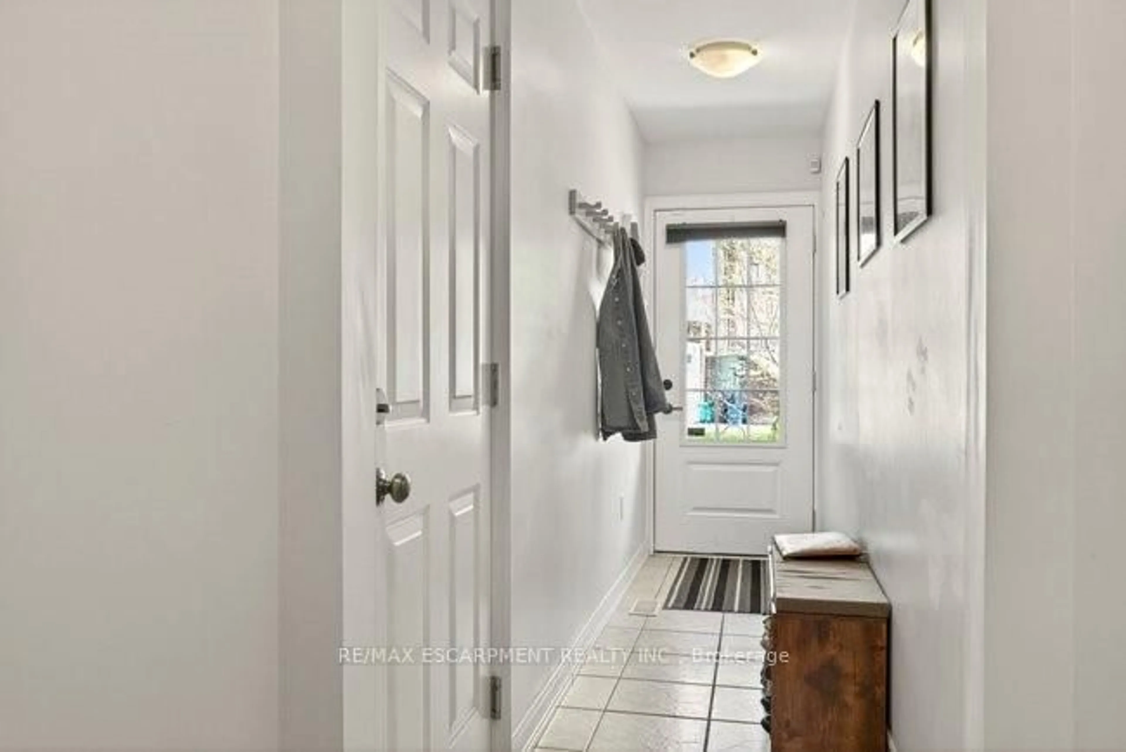 Indoor entryway for 39 Durksen Dr, St. Catharines Ontario L2R 0A7