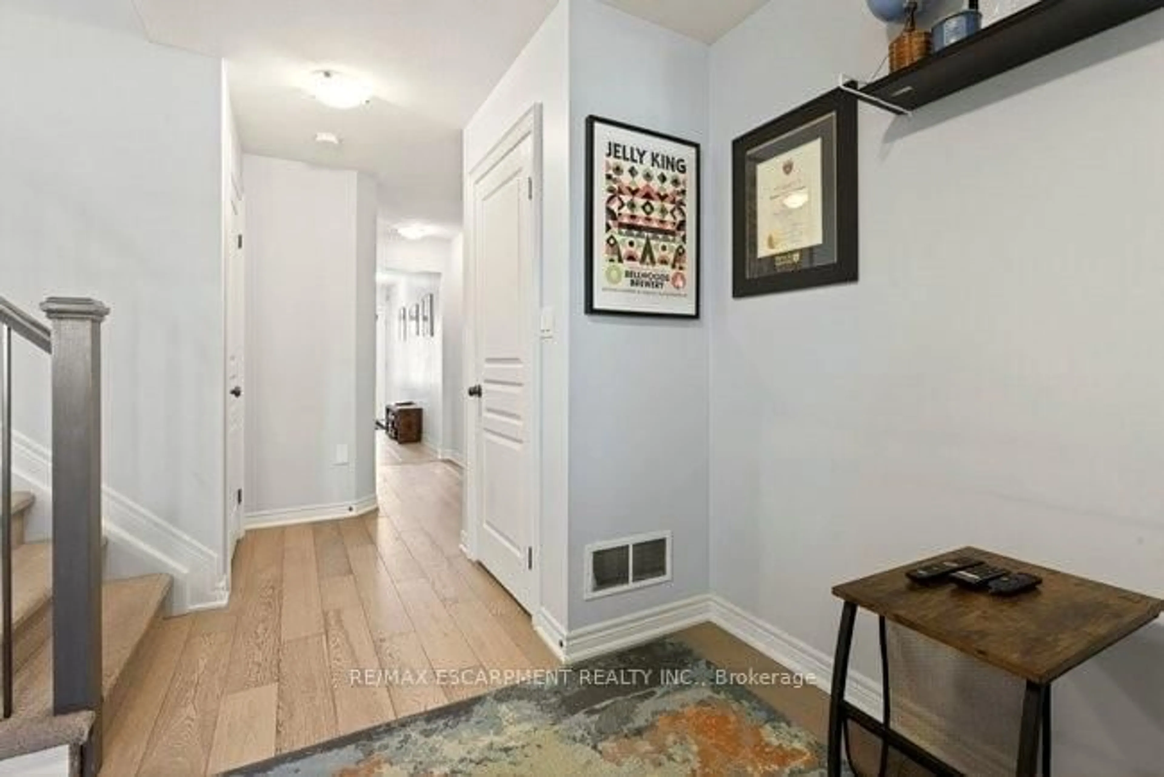 Indoor entryway for 39 Durksen Dr, St. Catharines Ontario L2R 0A7