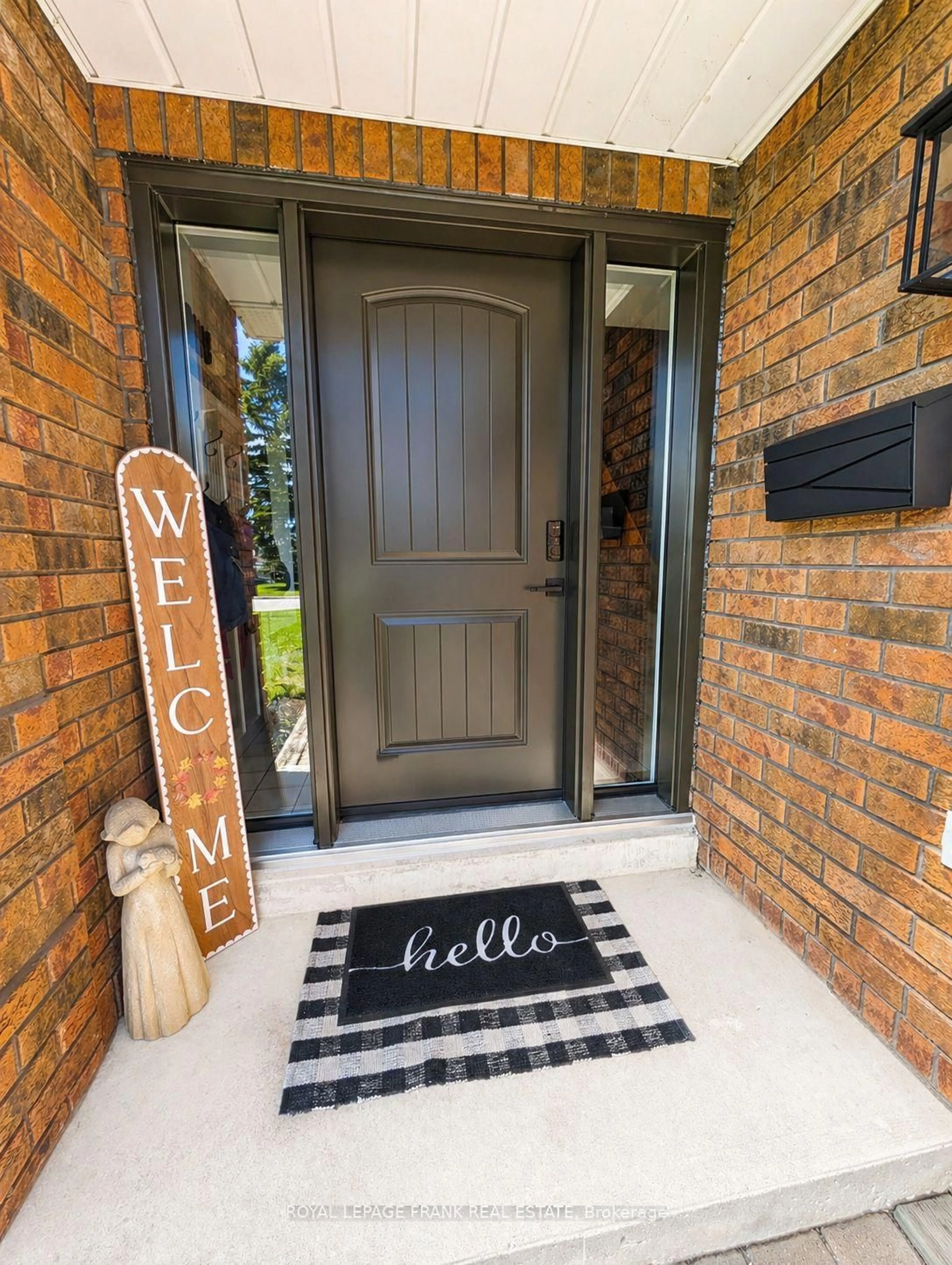 Indoor entryway for 588 Carlisle St, Cobourg Ontario K9A 1X6