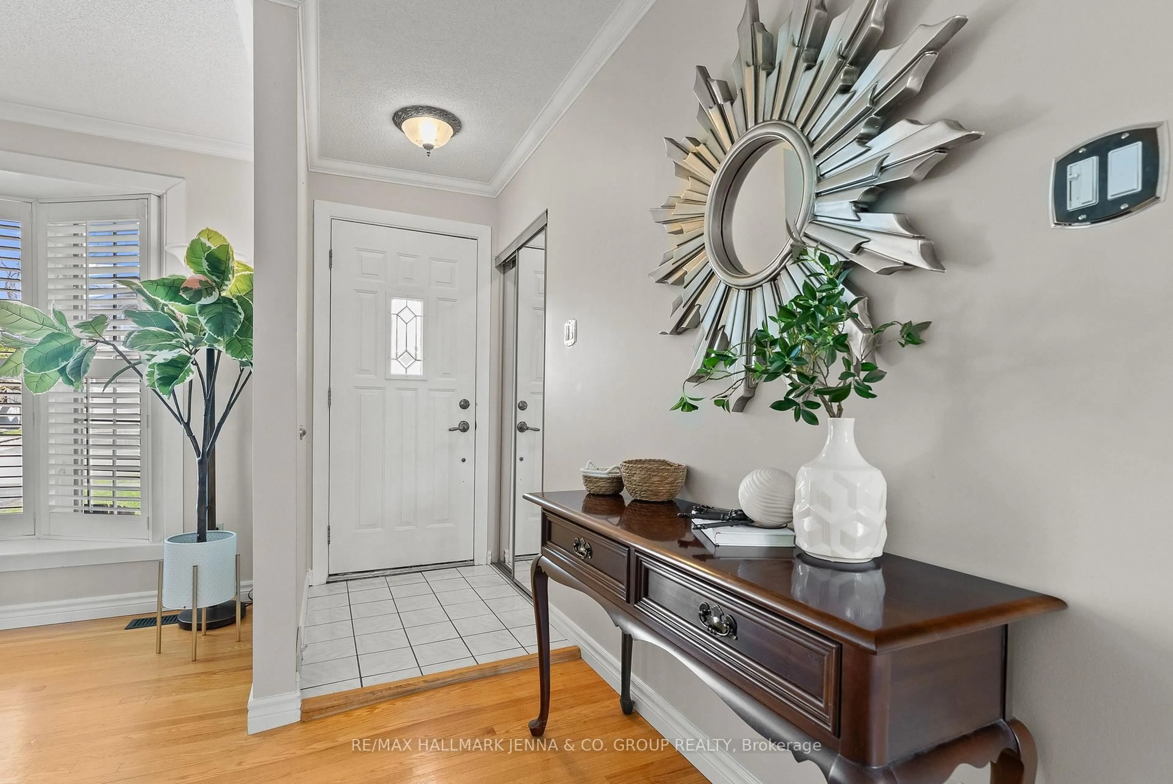 Indoor entryway for 29 Kingsbury Ave, Ottawa Ontario K2G 3E5