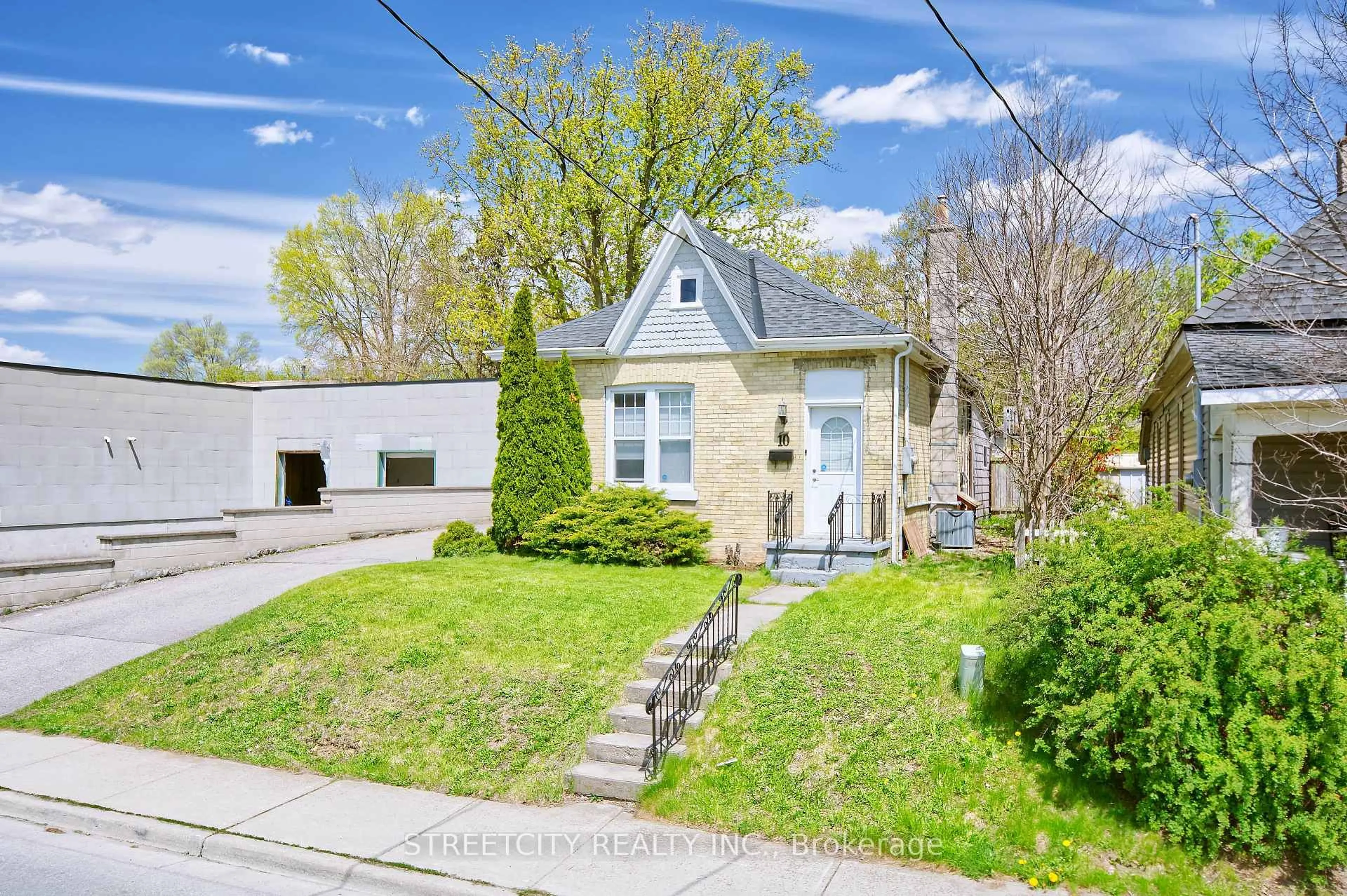 A pic from outside/outdoor area/front of a property/back of a property/a pic from drone, street for 10 Pegler St, London East Ontario N5Z 2B5