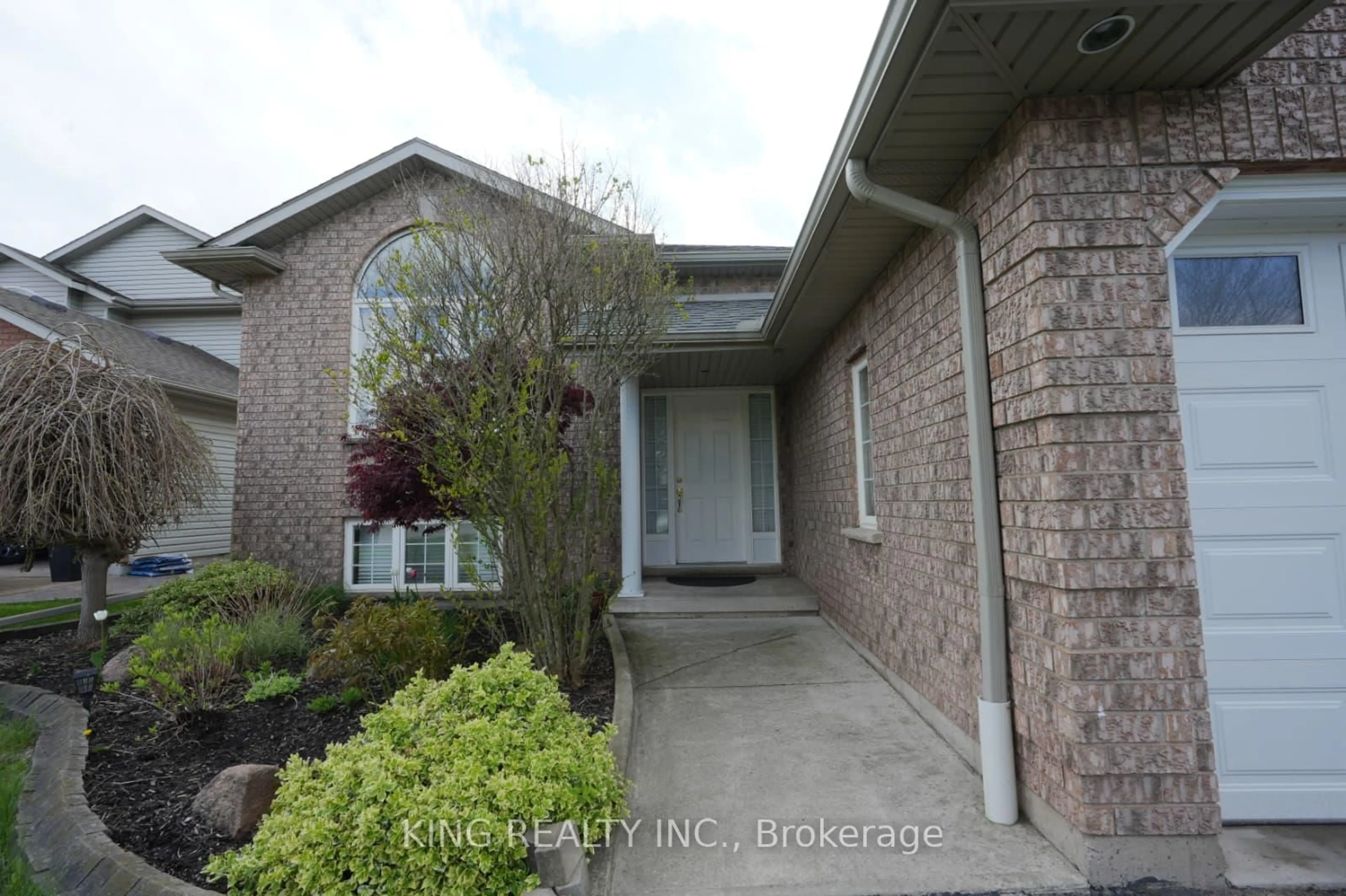 Indoor entryway for 120 REDWOOD Crt, Welland Ontario L3C 7C4