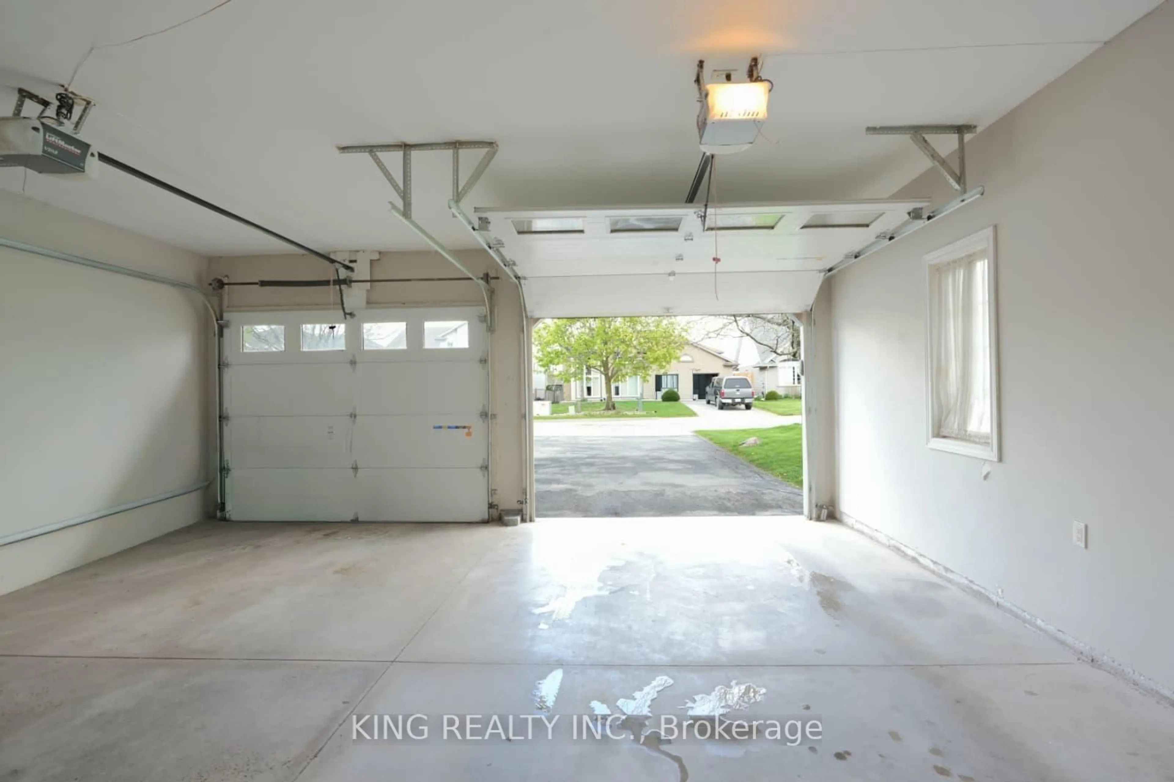 Indoor garage for 120 REDWOOD Crt, Welland Ontario L3C 7C4