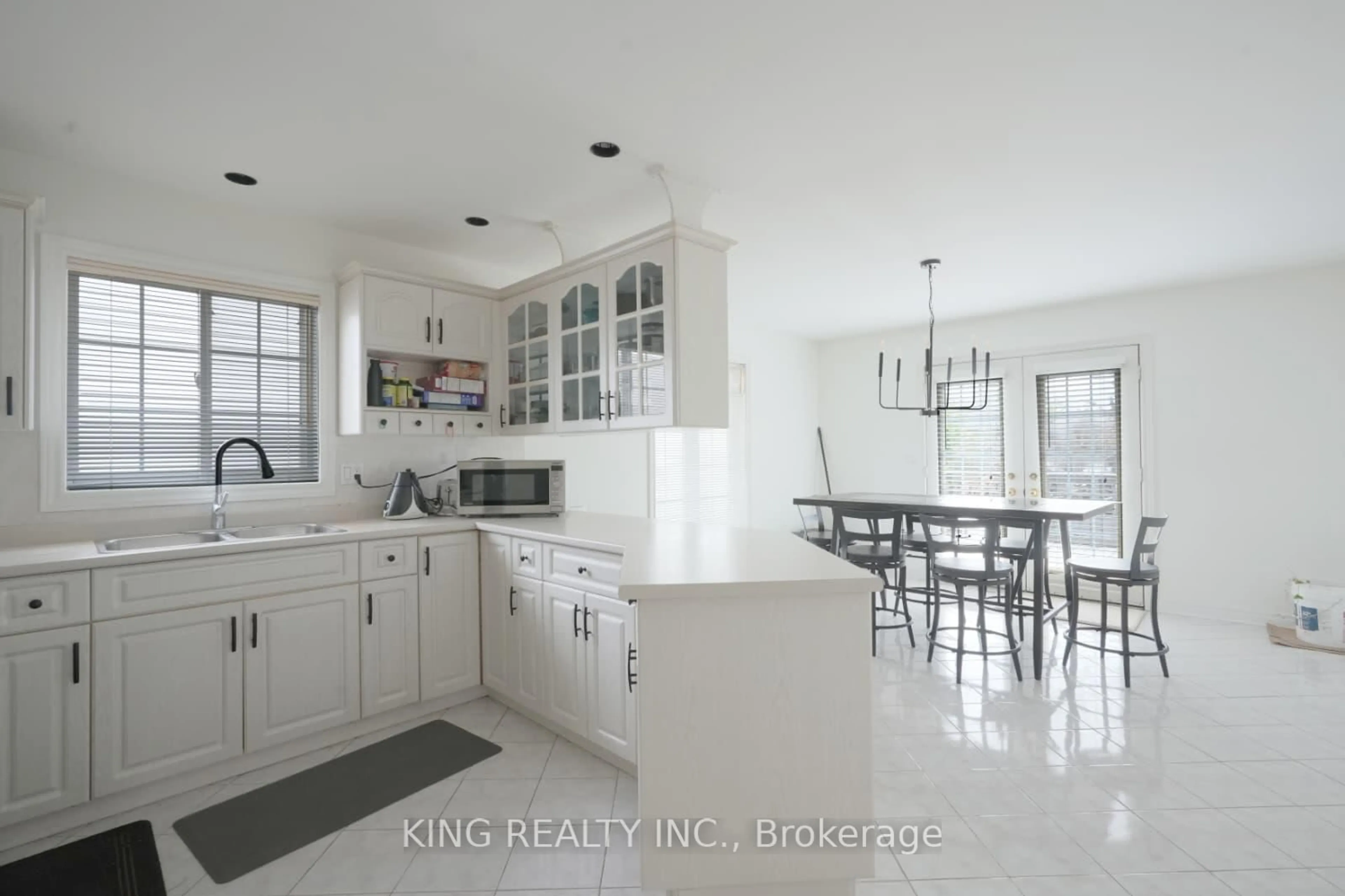 Open concept kitchen, ceramic/tile floor for 120 REDWOOD Crt, Welland Ontario L3C 7C4