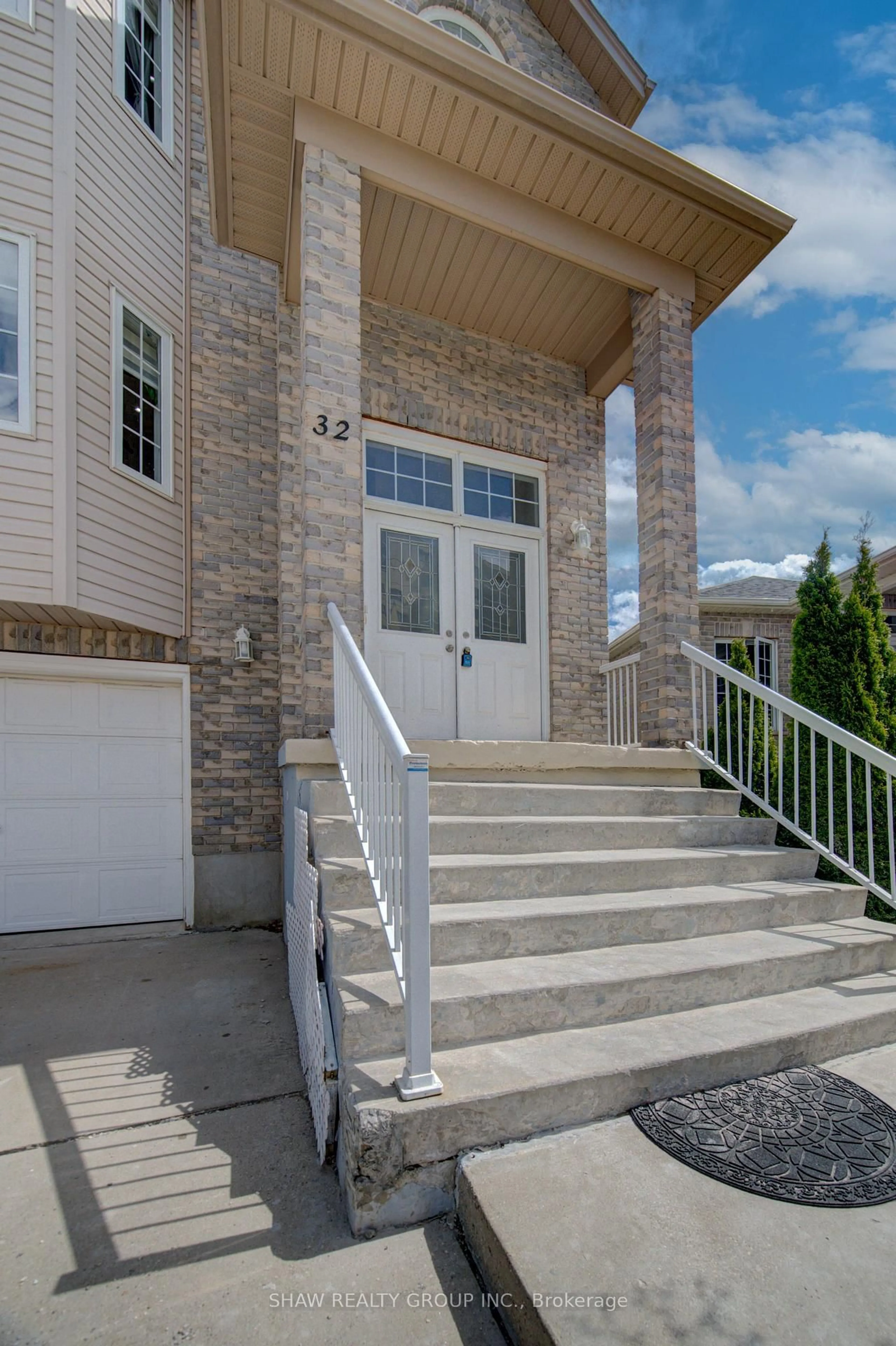 Unknown for 32 Lena Cres, Cambridge Ontario N1R 8P4