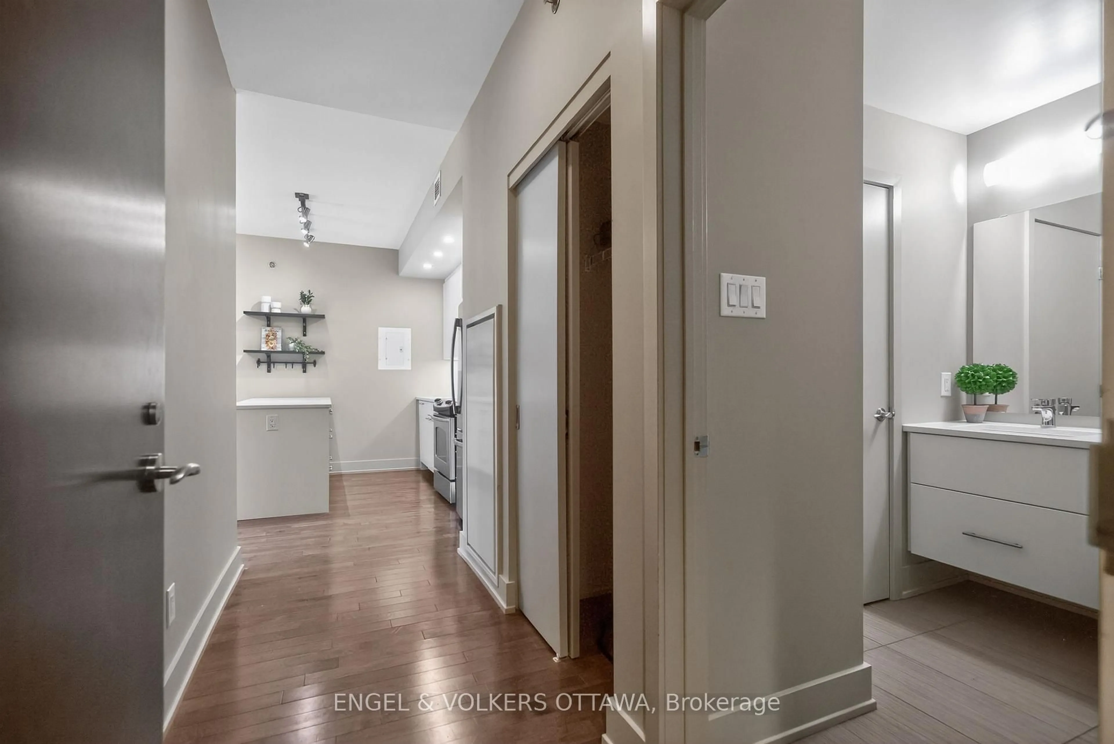 Indoor entryway for 108 Richmond Rd #507, Ottawa Ontario K1Z 6V9