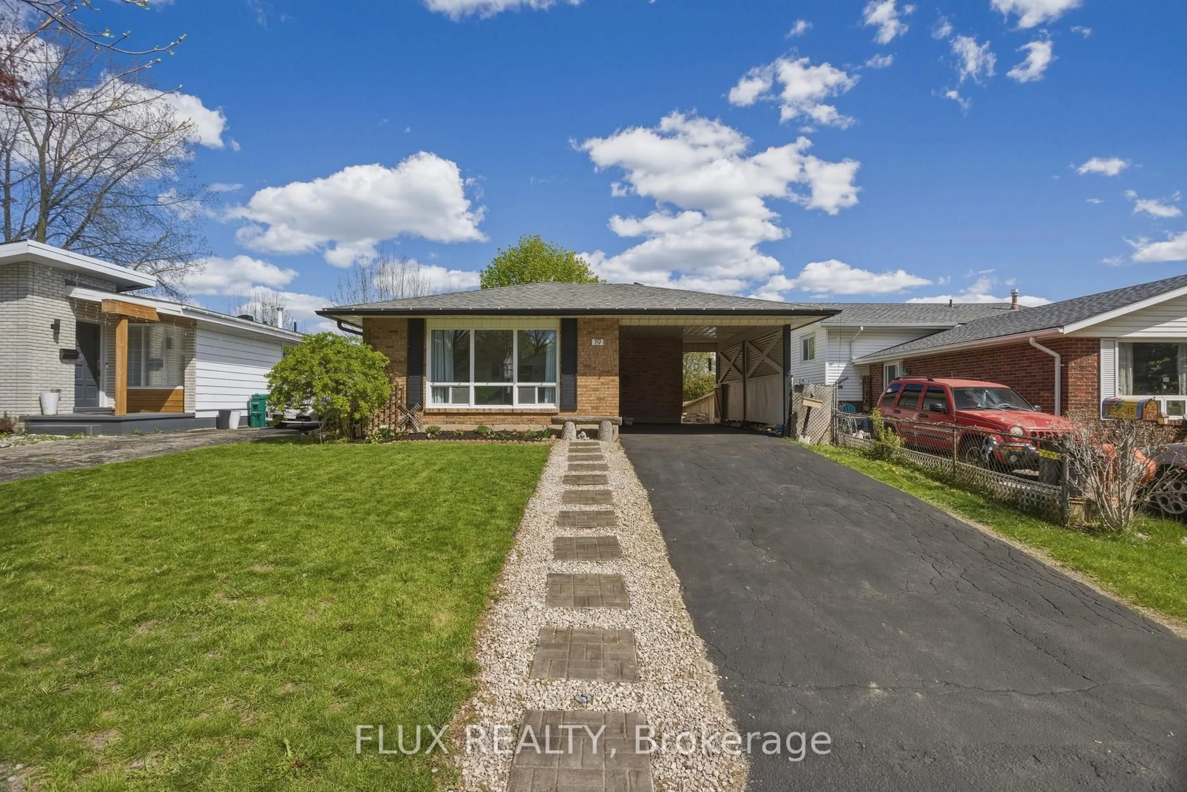 A pic from outside/outdoor area/front of a property/back of a property/a pic from drone, street for 19 Greendale Cres, Waterloo Ontario N2A 2R5
