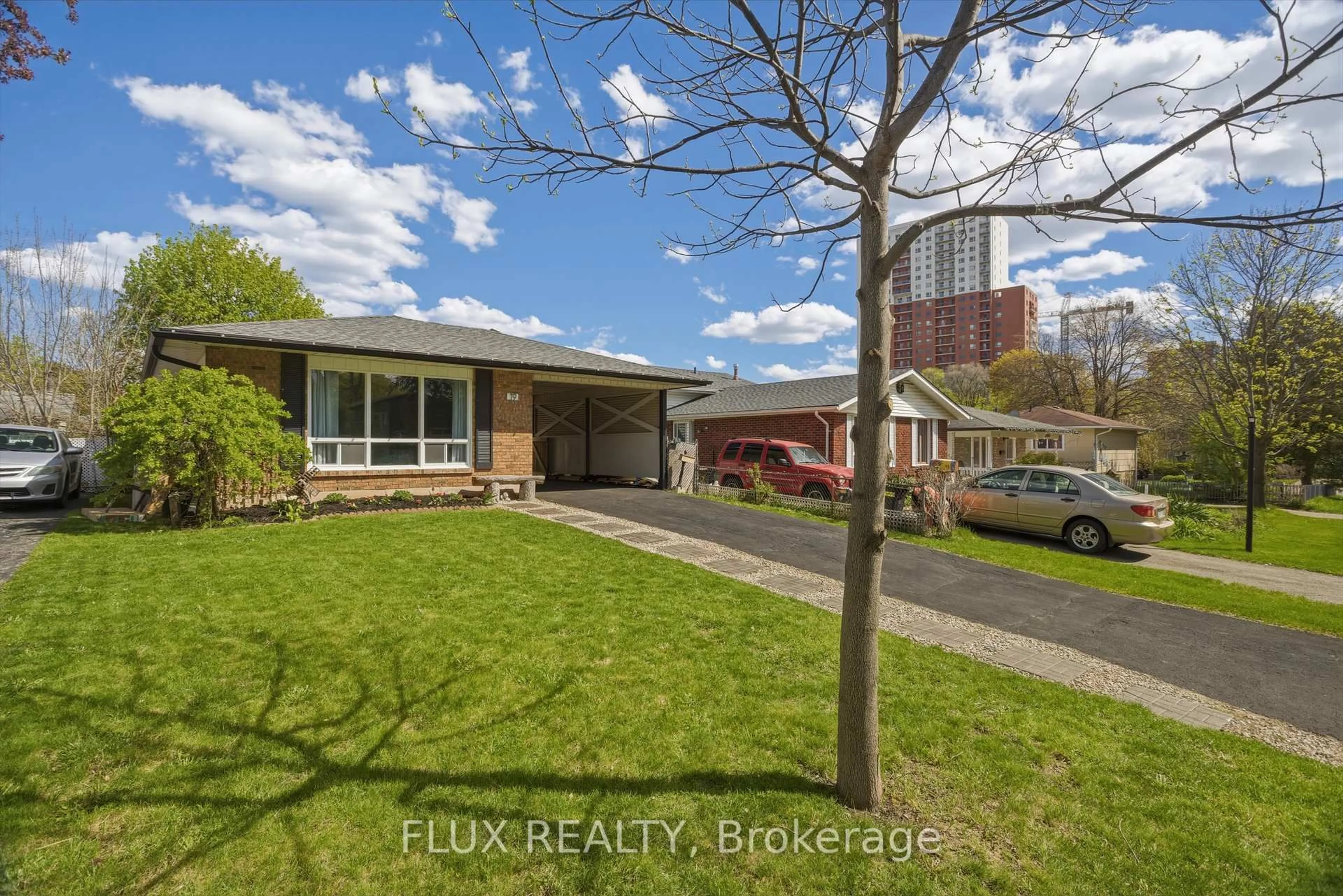 A pic from outside/outdoor area/front of a property/back of a property/a pic from drone, street for 19 Greendale Cres, Waterloo Ontario N2A 2R5