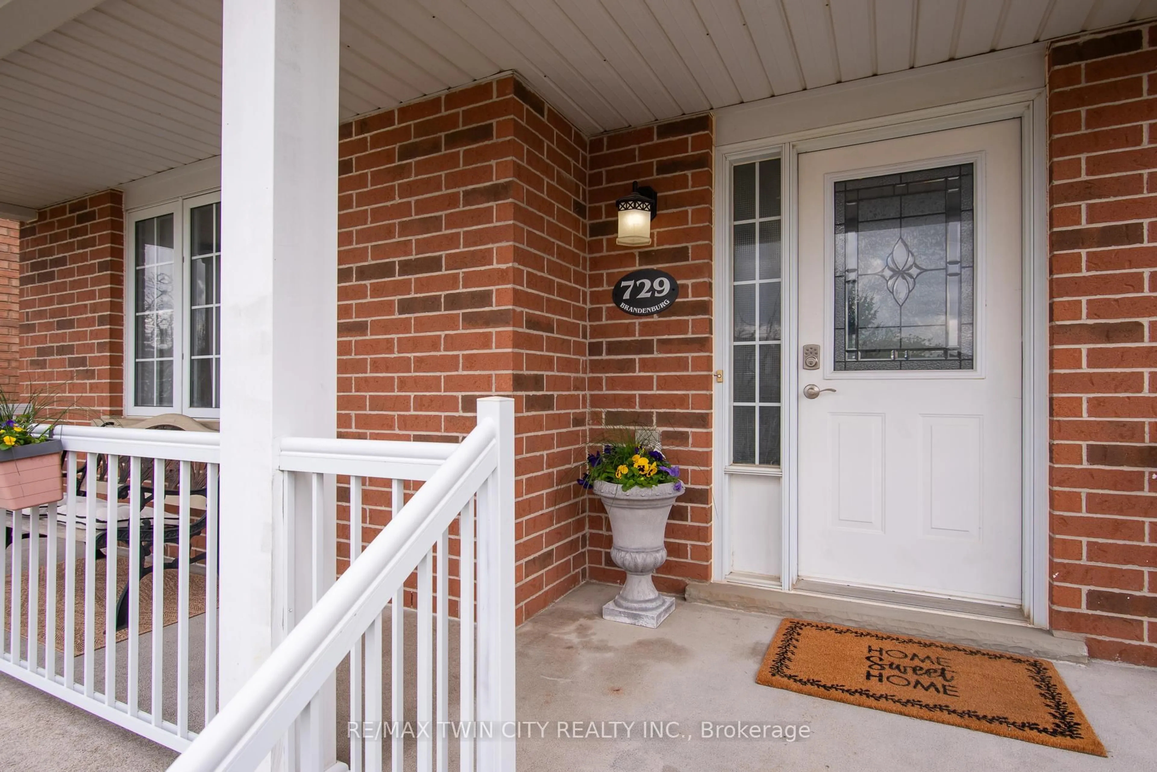 Indoor entryway for 729 Brandenburg Blvd, Waterloo Ontario N2T 2V4