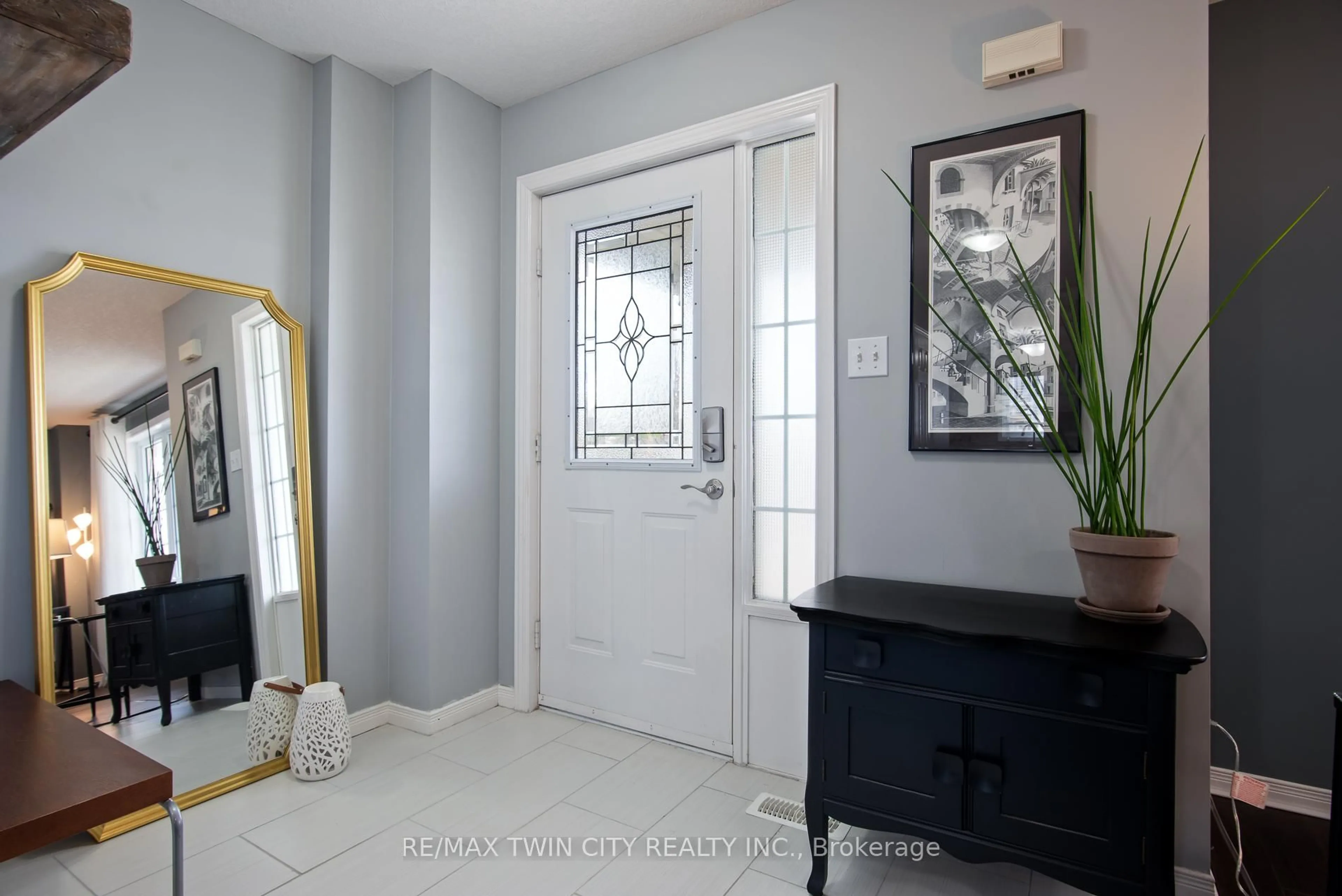 Indoor entryway for 729 Brandenburg Blvd, Waterloo Ontario N2T 2V4