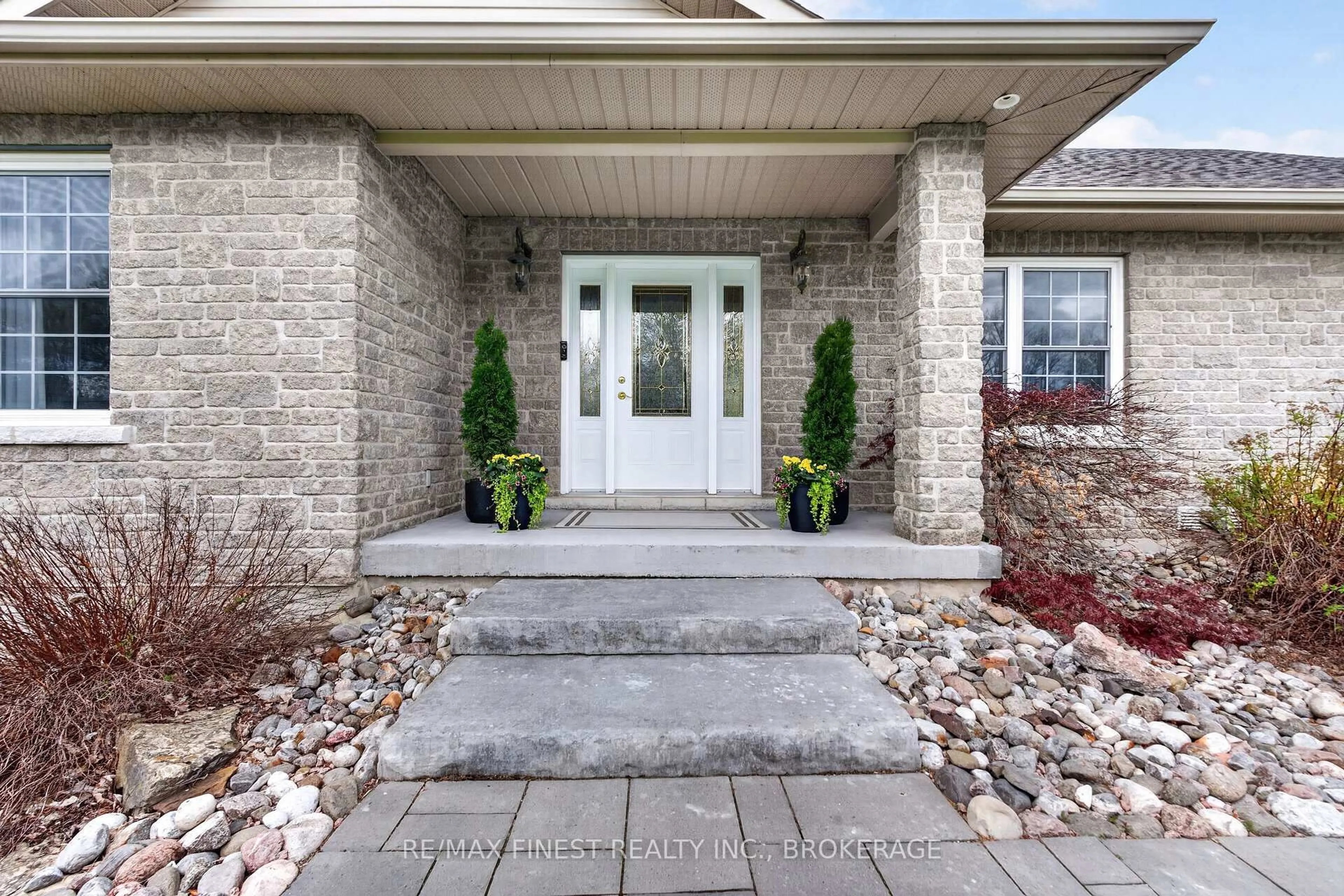 Indoor entryway for 2548 Sands Rd, Battersea Ontario K0H 1H0