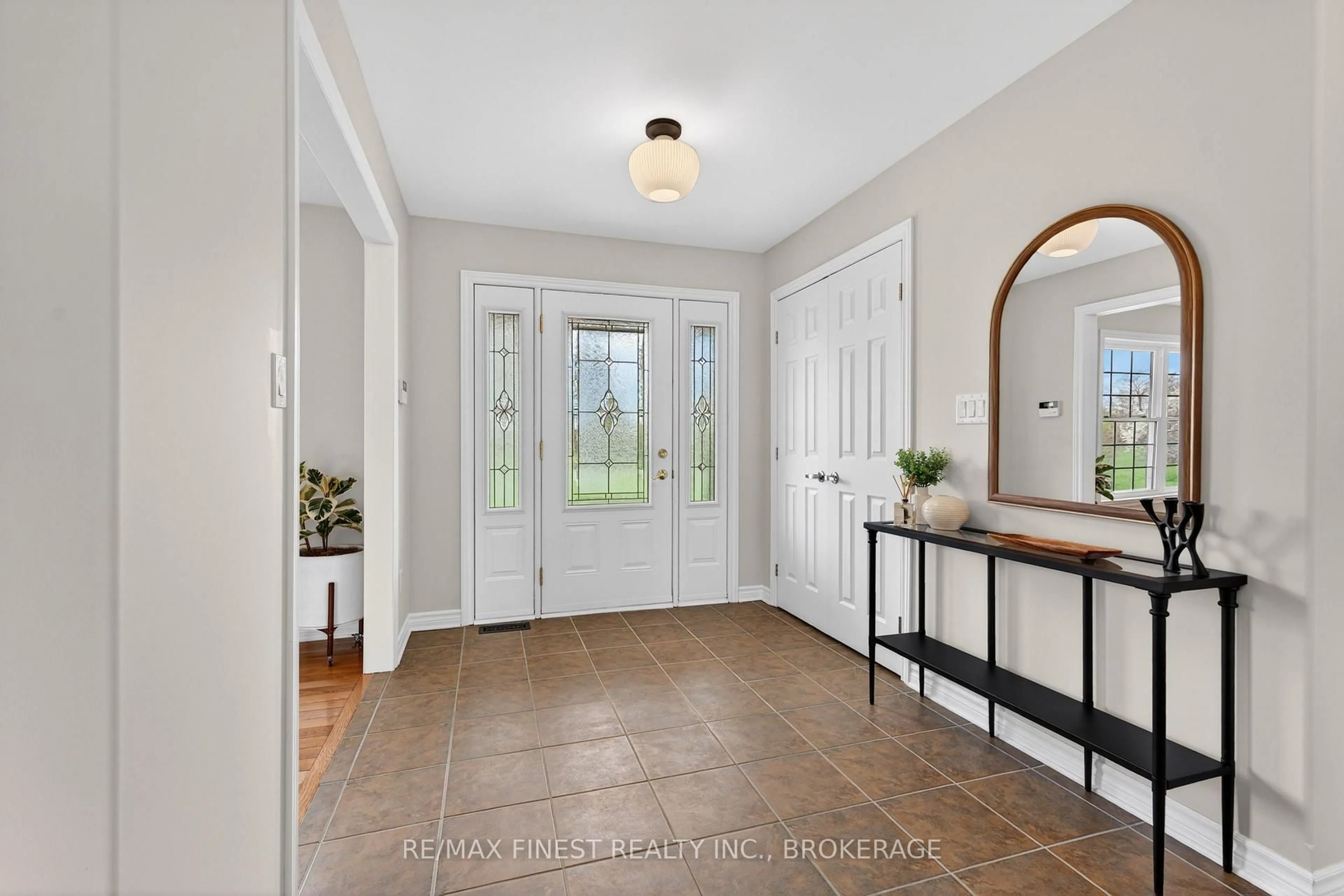Indoor entryway for 2548 Sands Rd, Battersea Ontario K0H 1H0