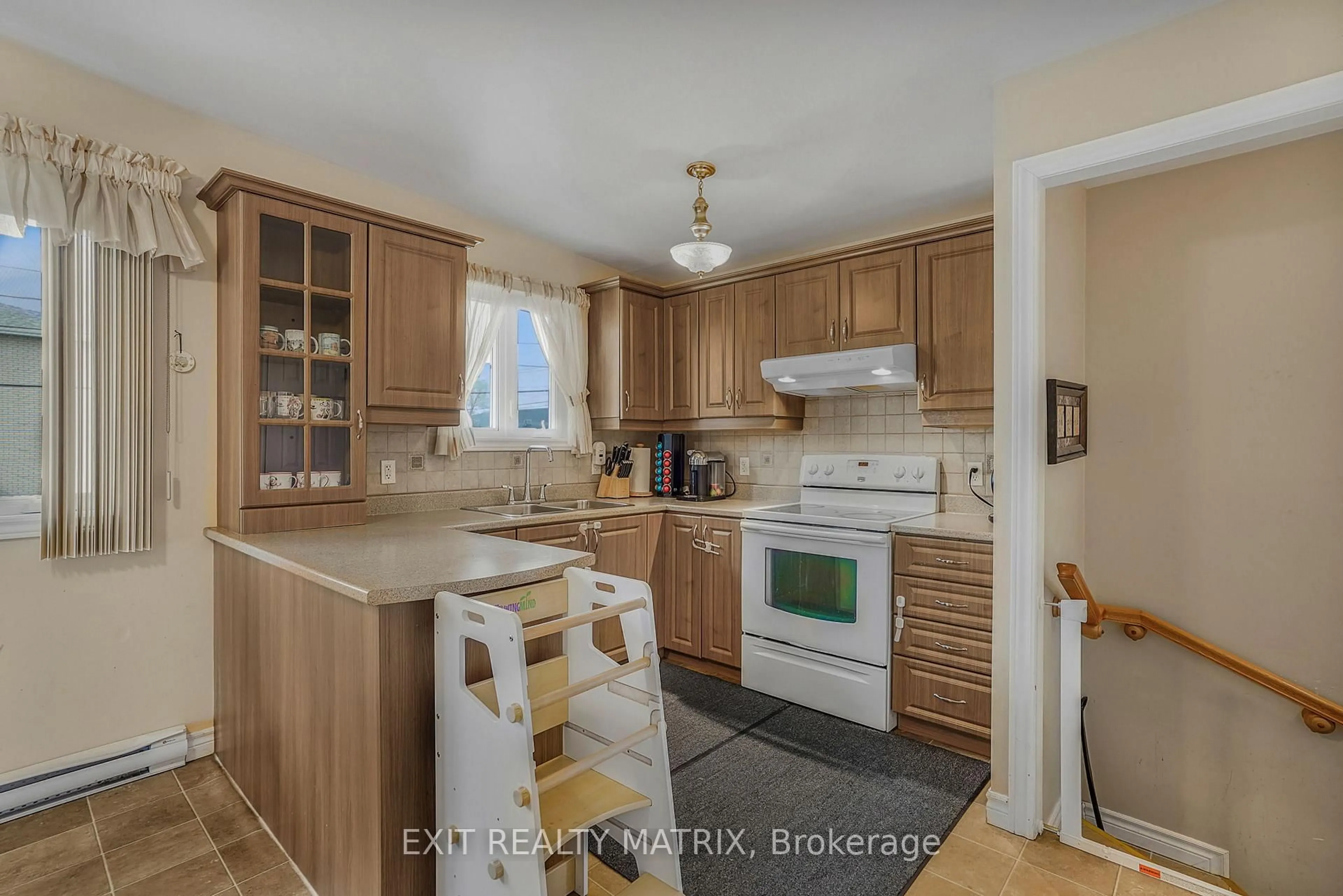 Standard kitchen, unknown for 1380 Lansdowne St, Hawkesbury Ontario K6A 1J4