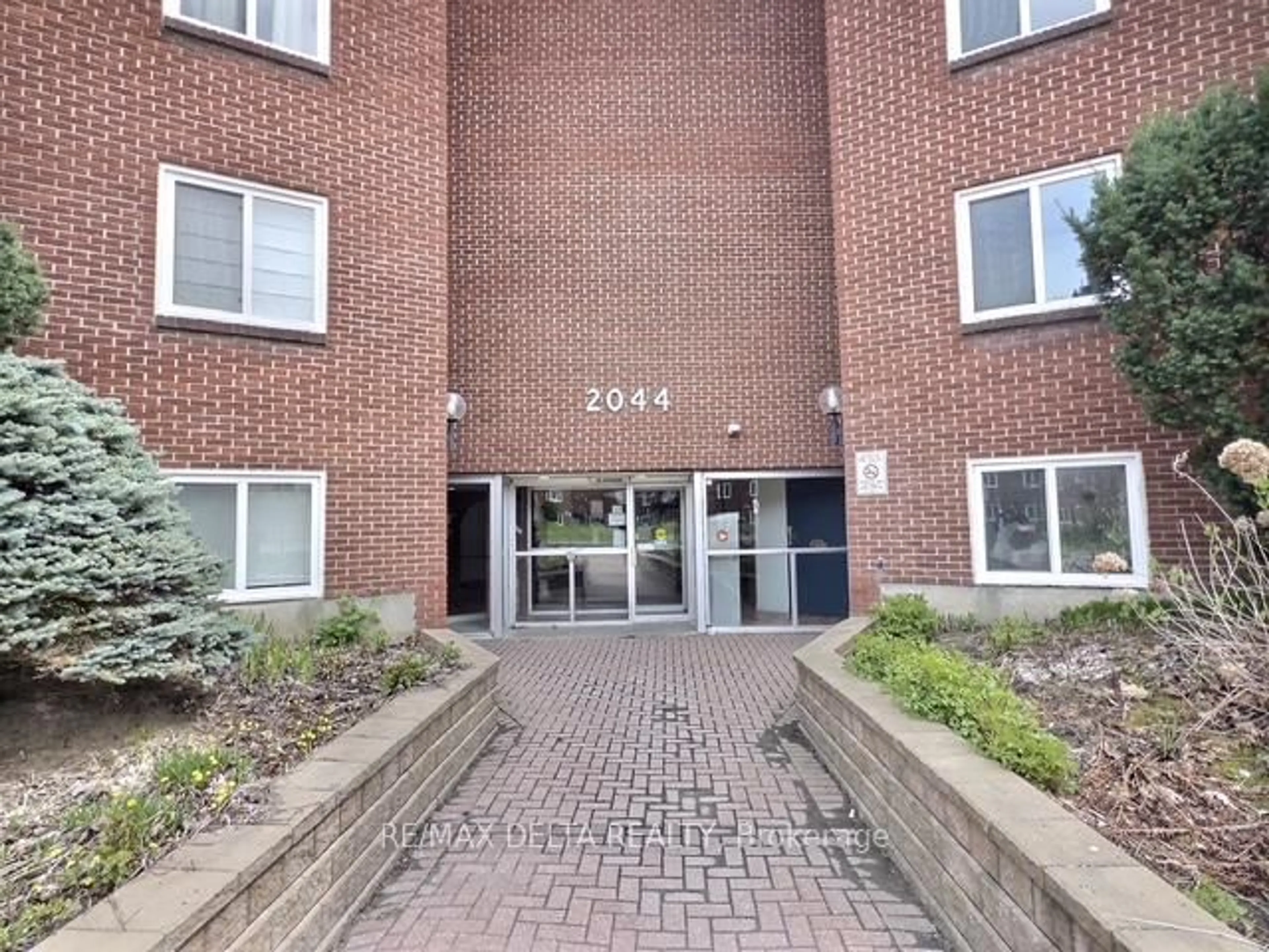 Indoor foyer for 2044 Arrowsmith Dr #105B, Ottawa Ontario K1J 7V8