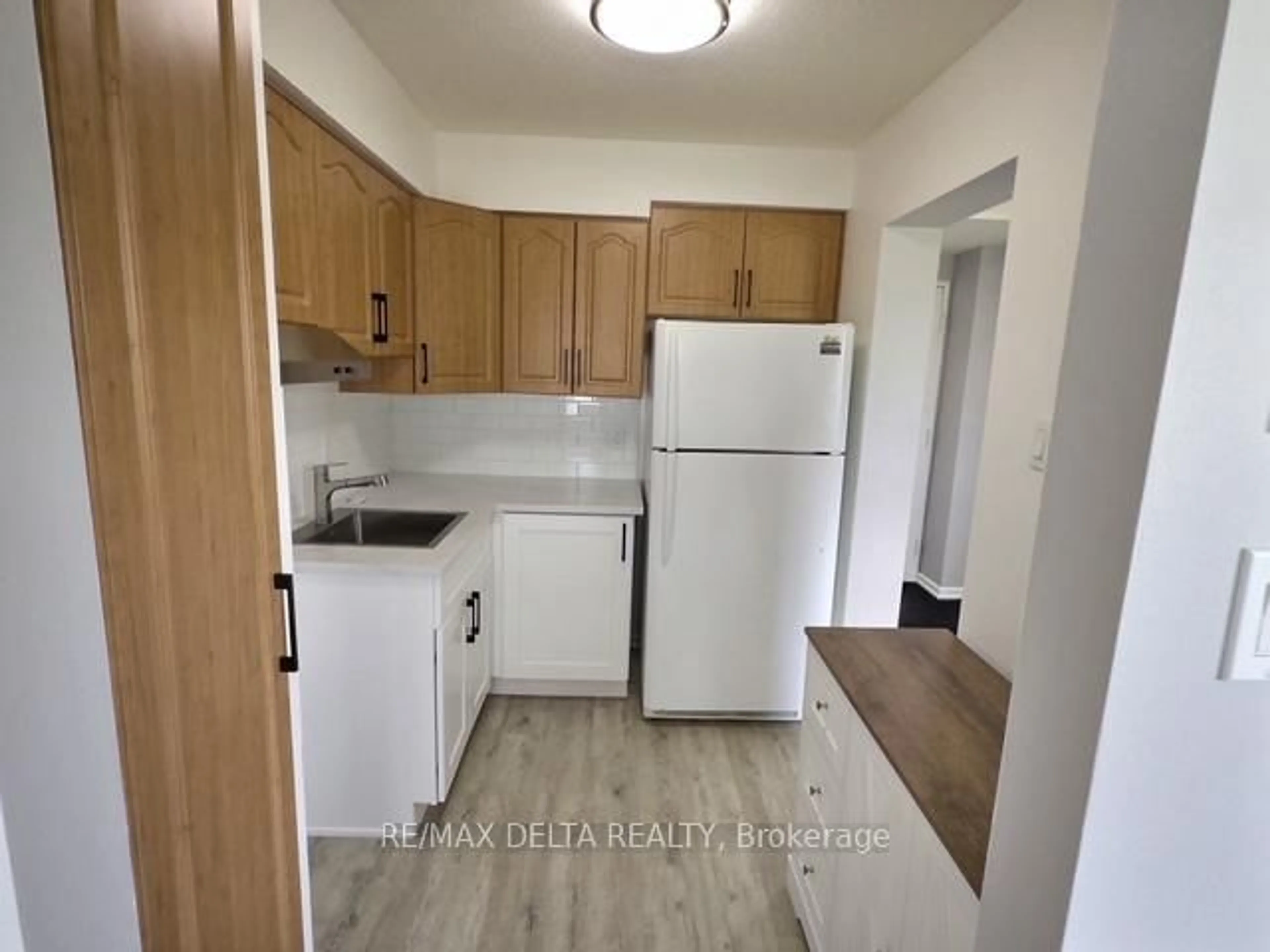 Standard kitchen, unknown for 2044 Arrowsmith Dr #105B, Ottawa Ontario K1J 7V8