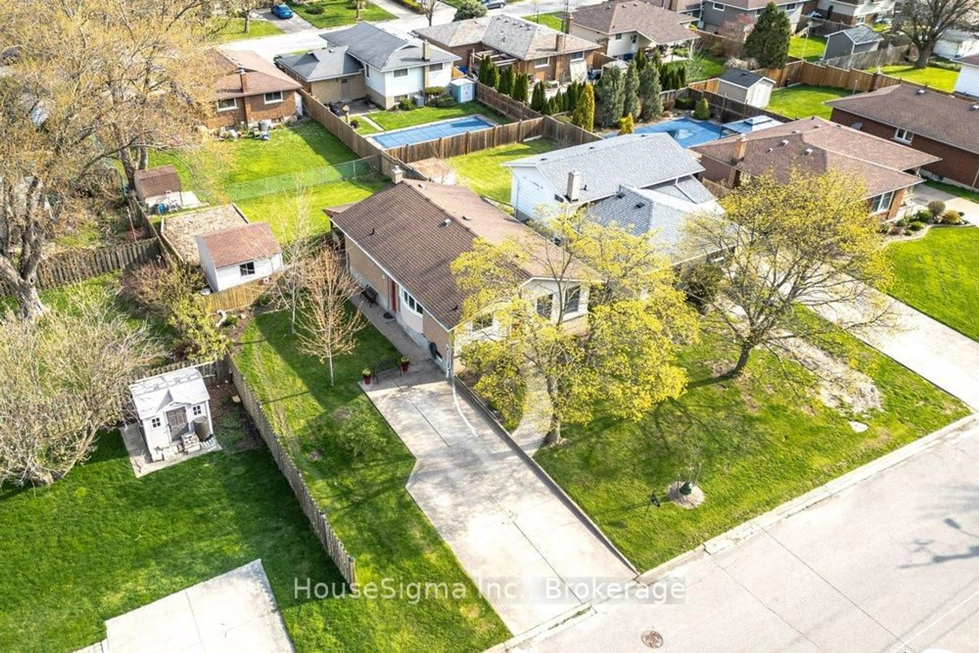 A pic from outside/outdoor area/front of a property/back of a property/a pic from drone, street for 39 Cedardale Ave, St. Catharines Ontario L2P 1B4