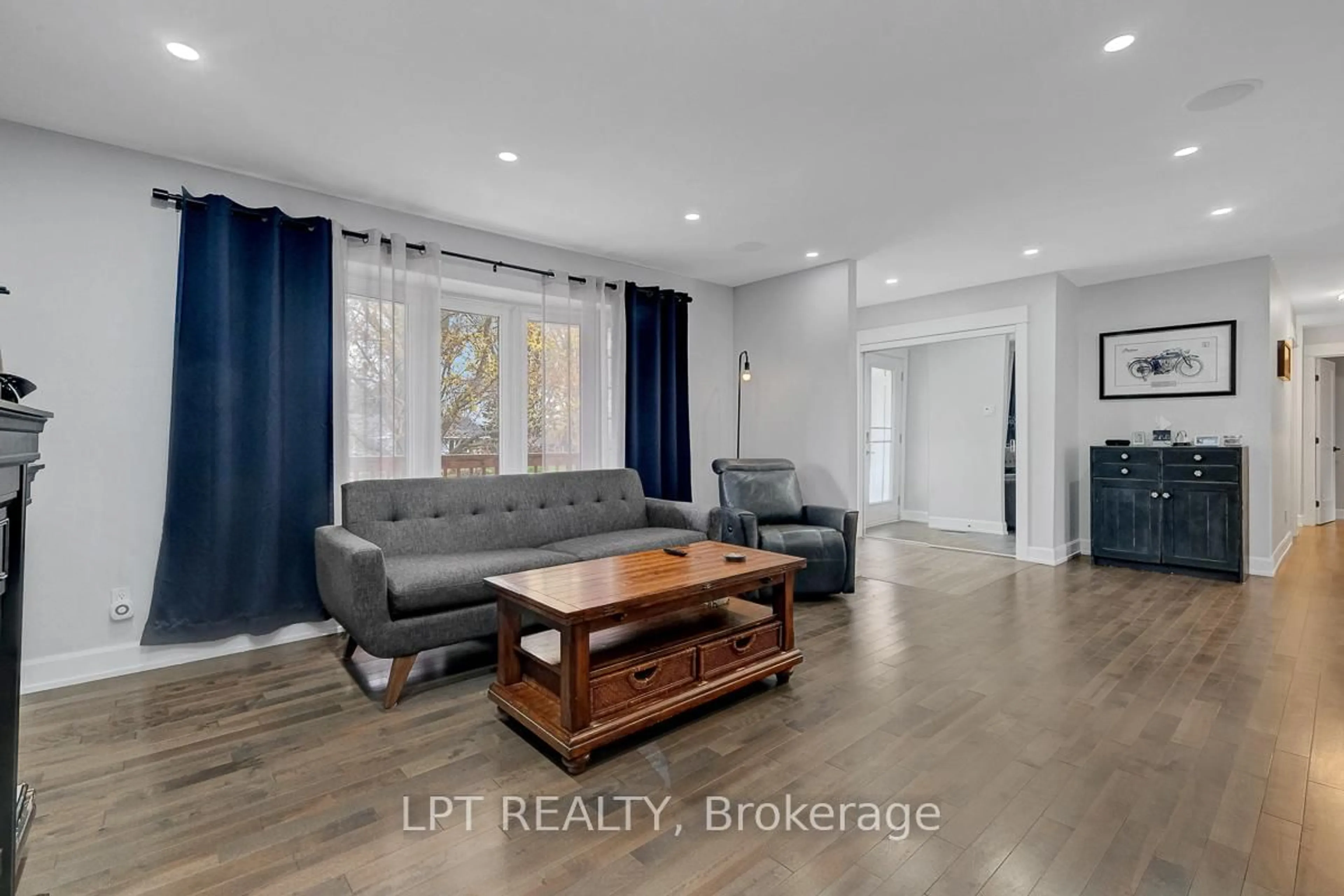 Living room with furniture, unknown for 17 George St, Russell Ontario K4R 1B9