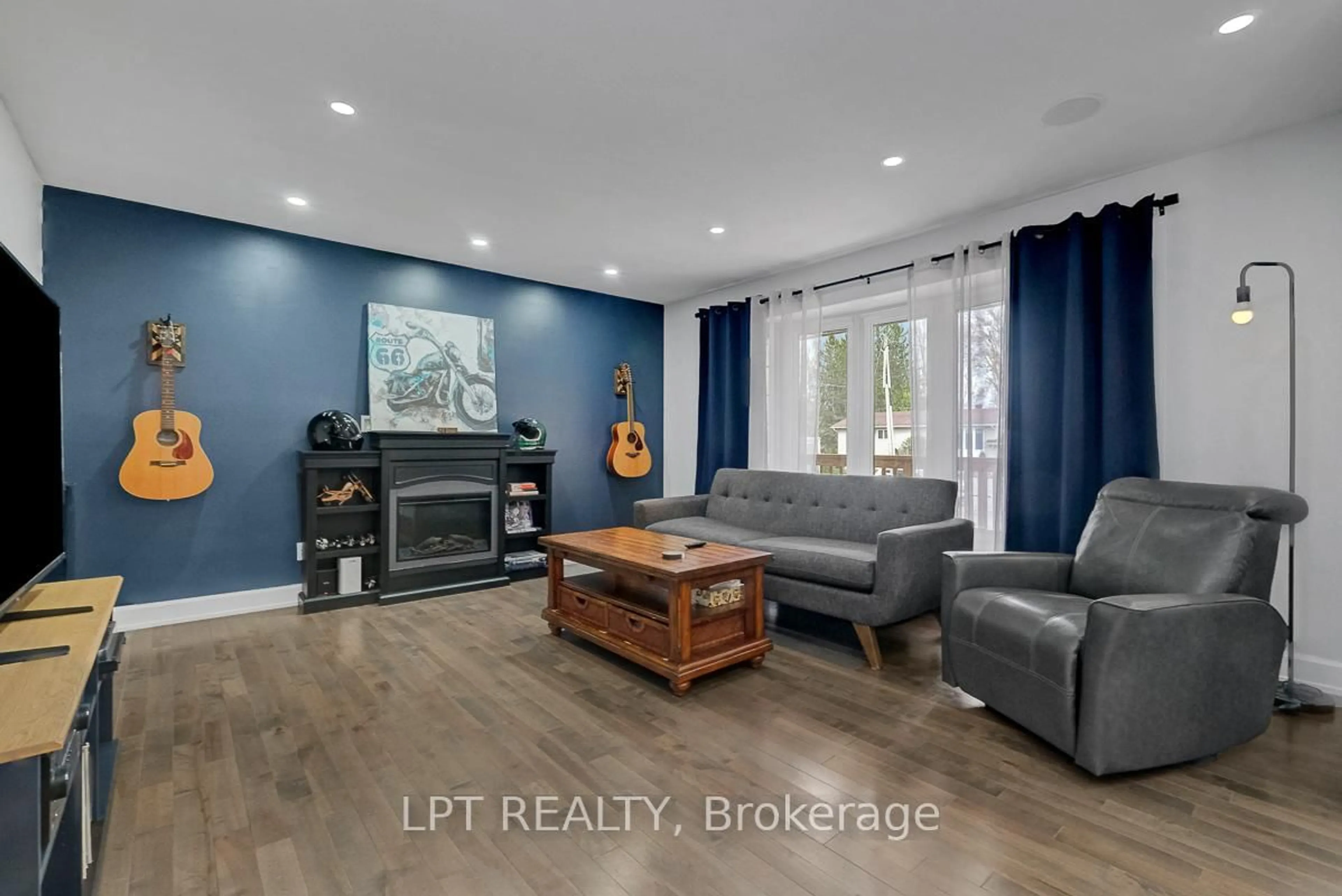 Living room with furniture, unknown for 17 George St, Russell Ontario K4R 1B9