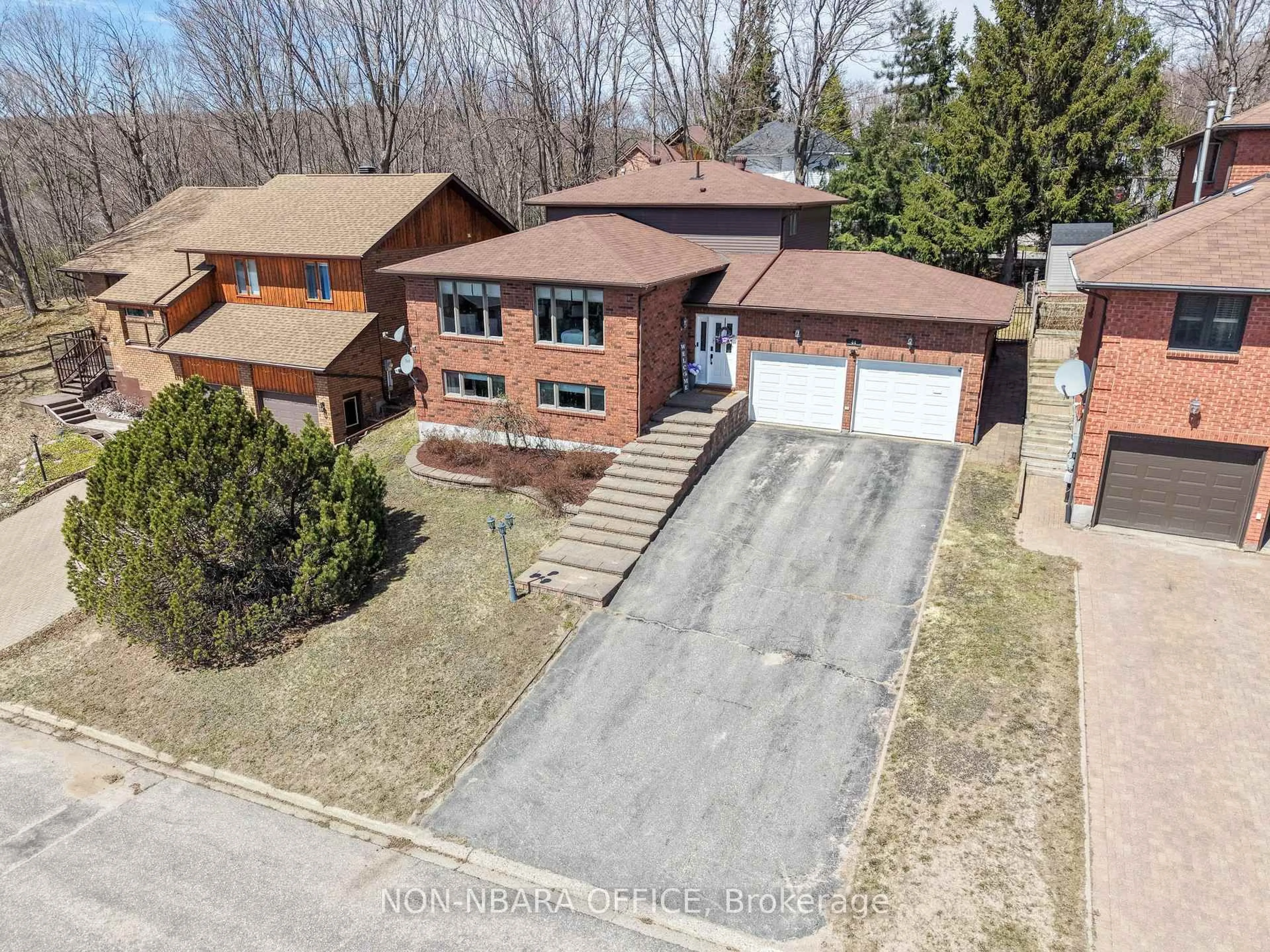 A pic from outside/outdoor area/front of a property/back of a property/a pic from drone, street for 44 Ellendale Dr, North Bay Ontario P1B 8X6