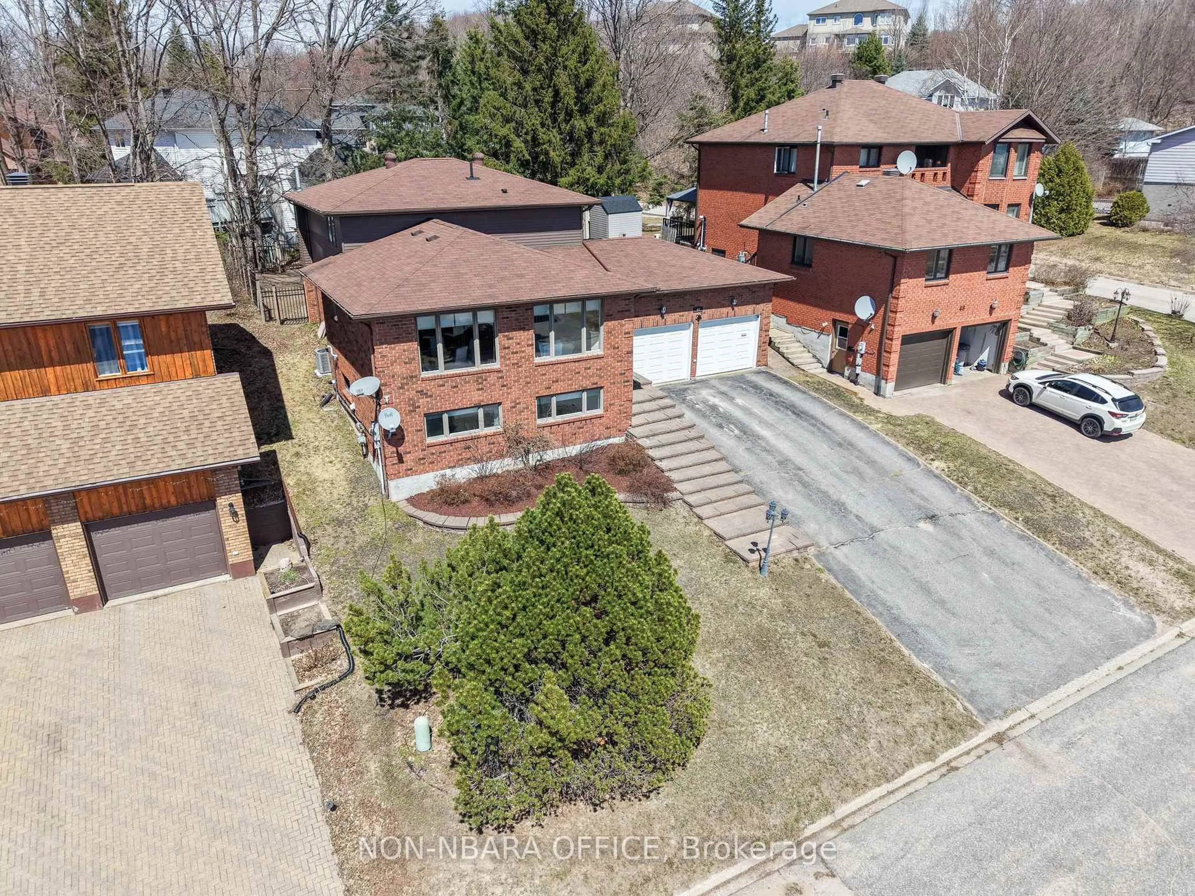 A pic from outside/outdoor area/front of a property/back of a property/a pic from drone, street for 44 Ellendale Dr, North Bay Ontario P1B 8X6