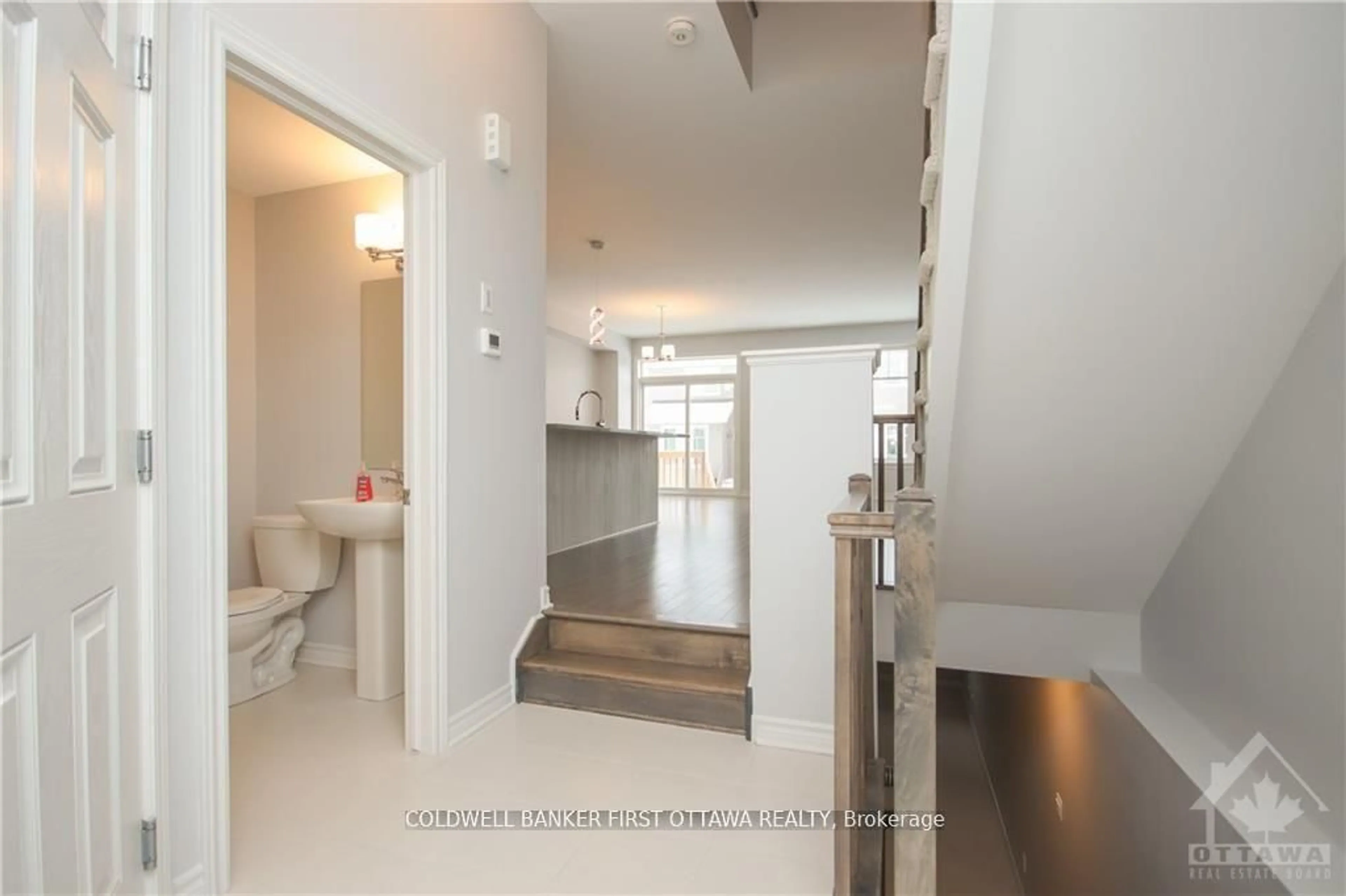 Indoor foyer for 144 ANGELONIA Cres, Ottawa Ontario K1T 0Y5