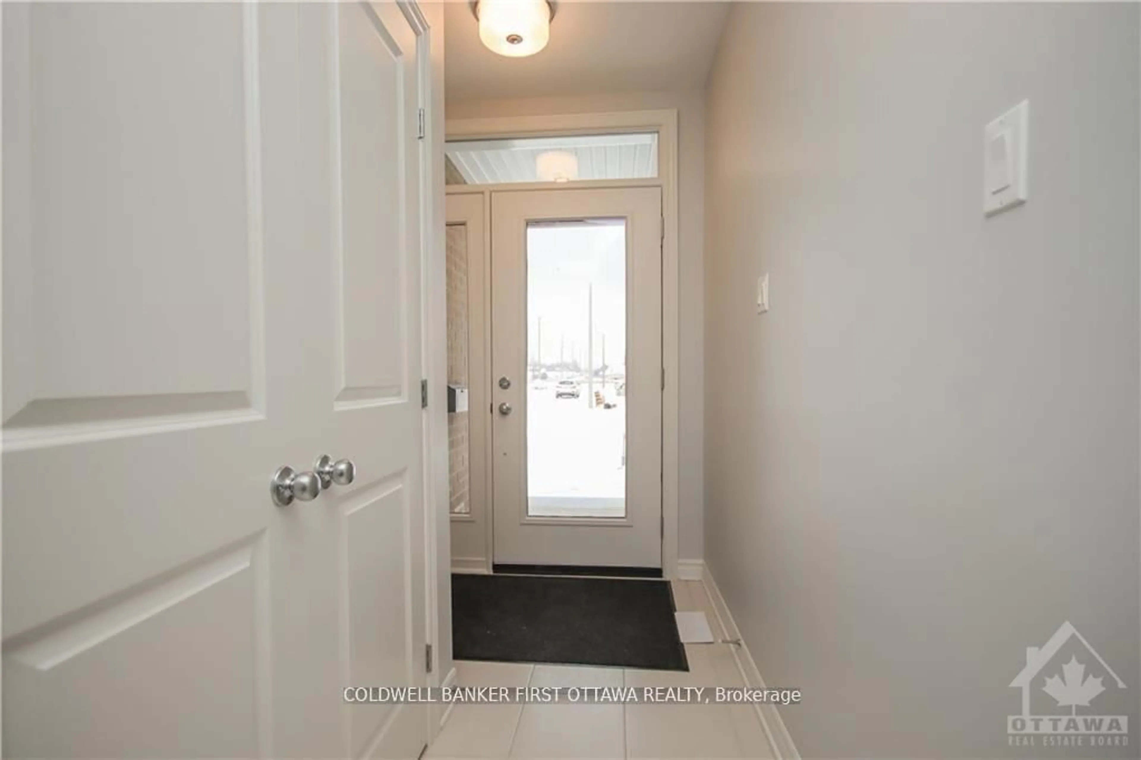 Indoor entryway for 144 ANGELONIA Cres, Ottawa Ontario K1T 0Y5