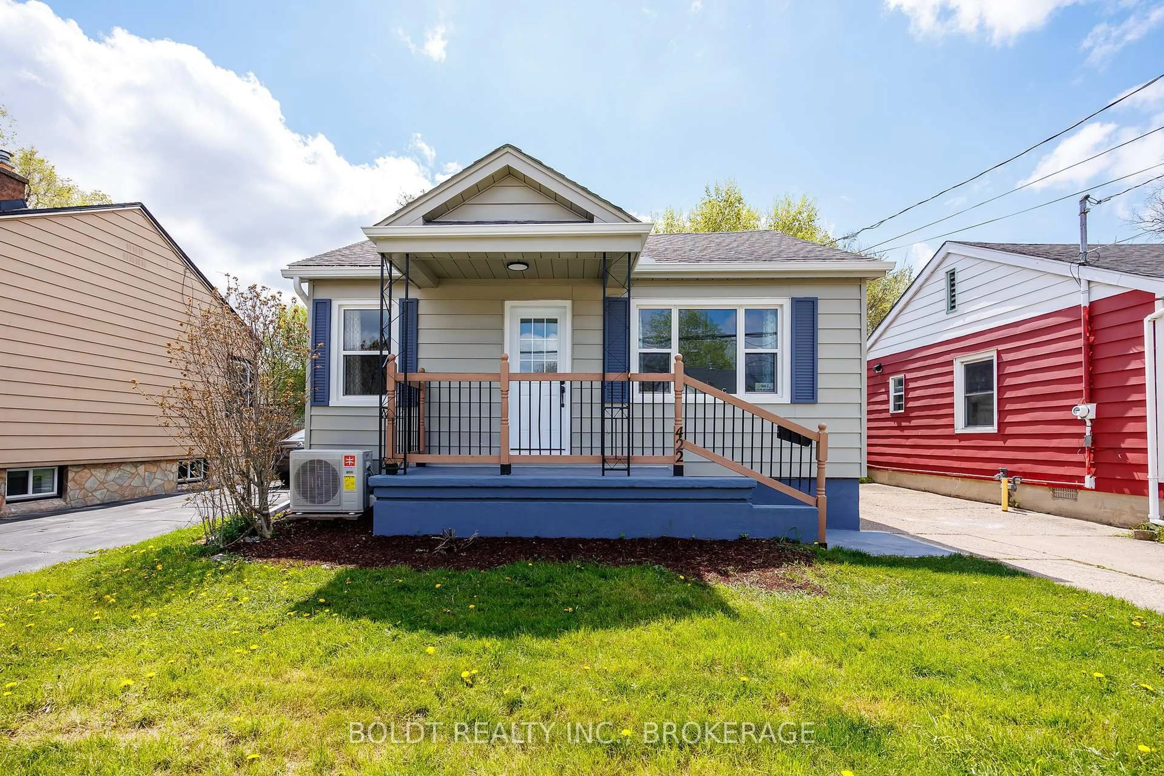 Home with vinyl exterior material, street for 422 Welland Ave, St. Catharines Ontario L2M 5T8