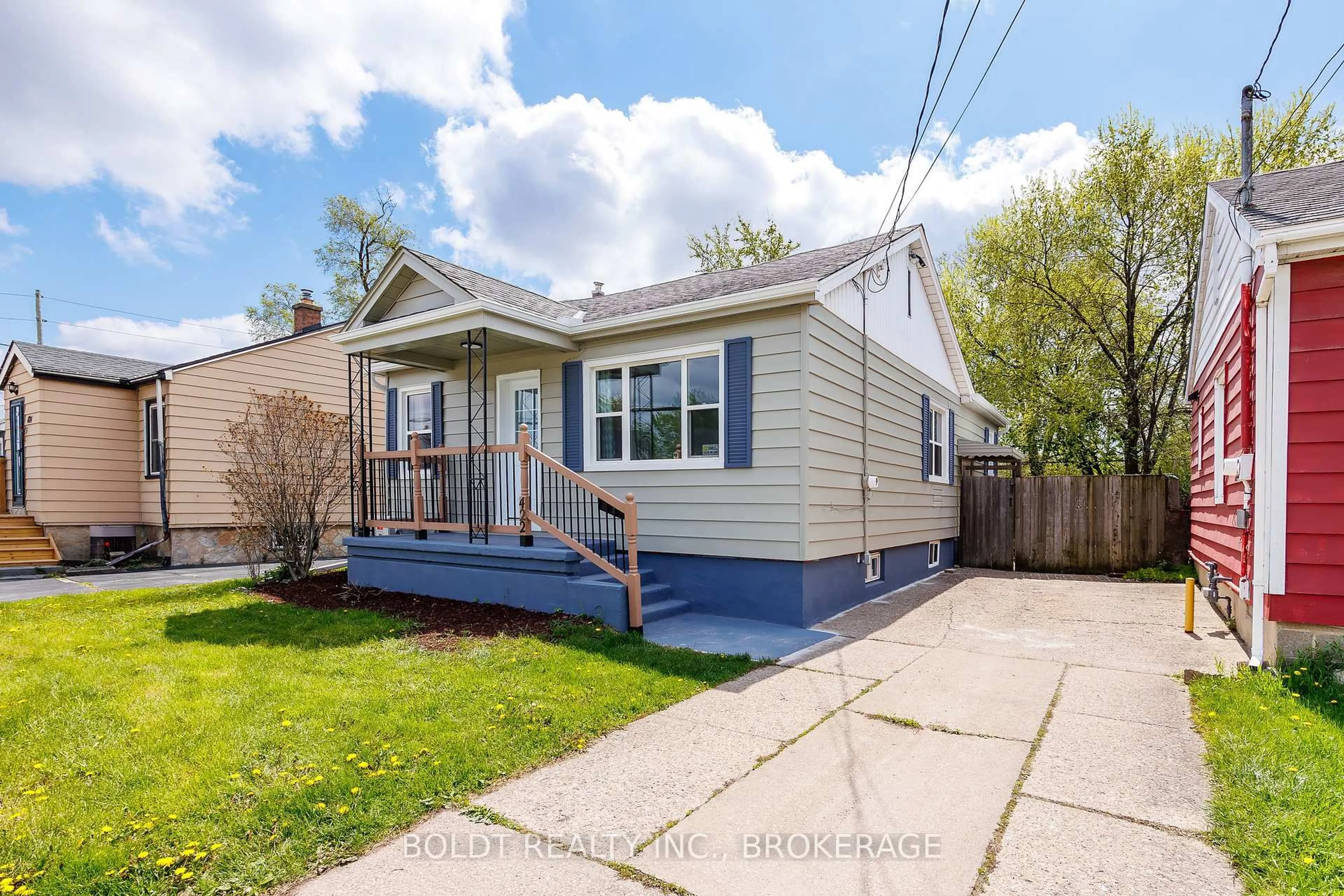Home with vinyl exterior material, street for 422 Welland Ave, St. Catharines Ontario L2M 5T8