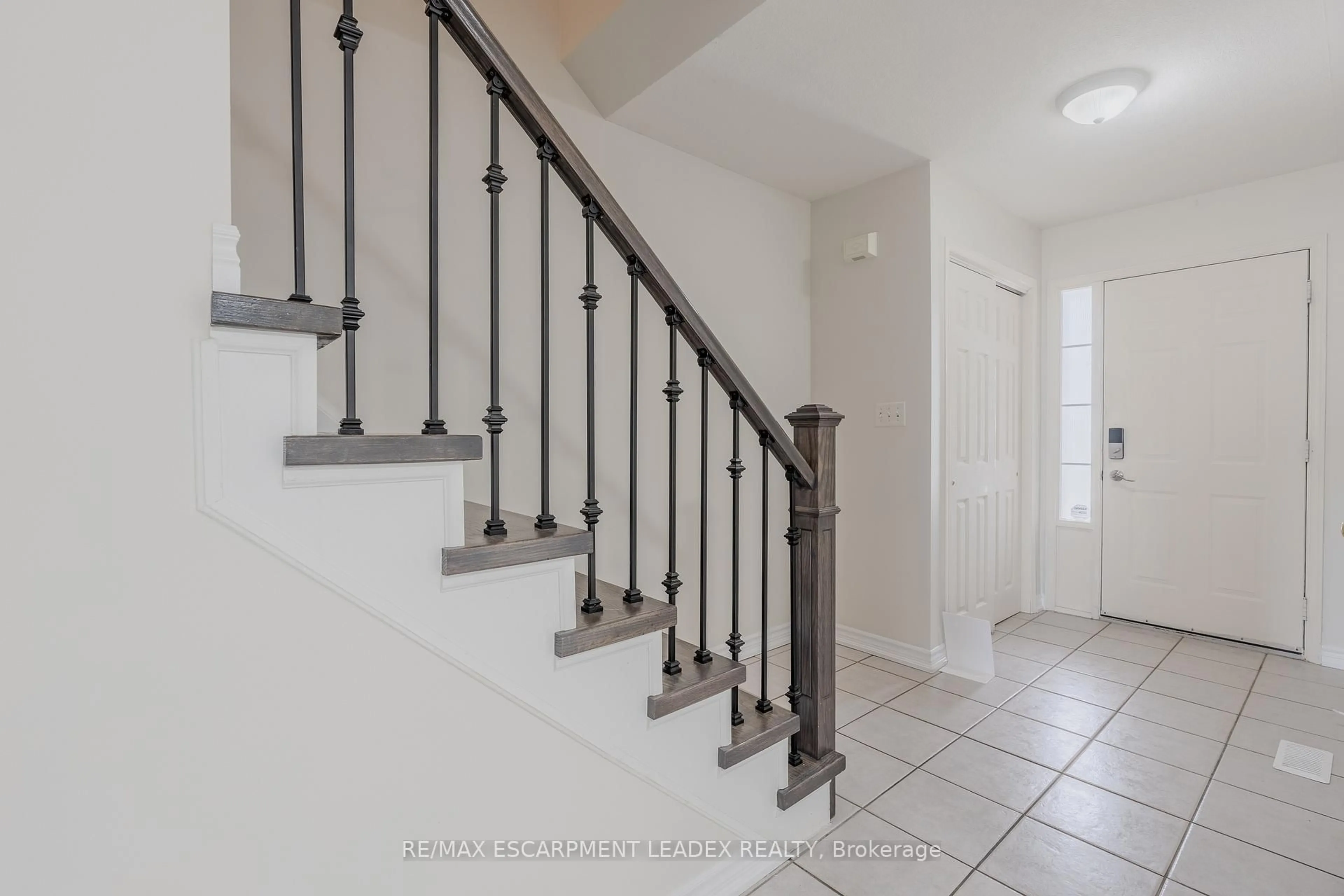 Stairs for 171 HIGHBURY Dr #2, Hamilton Ontario L8J 3Y9