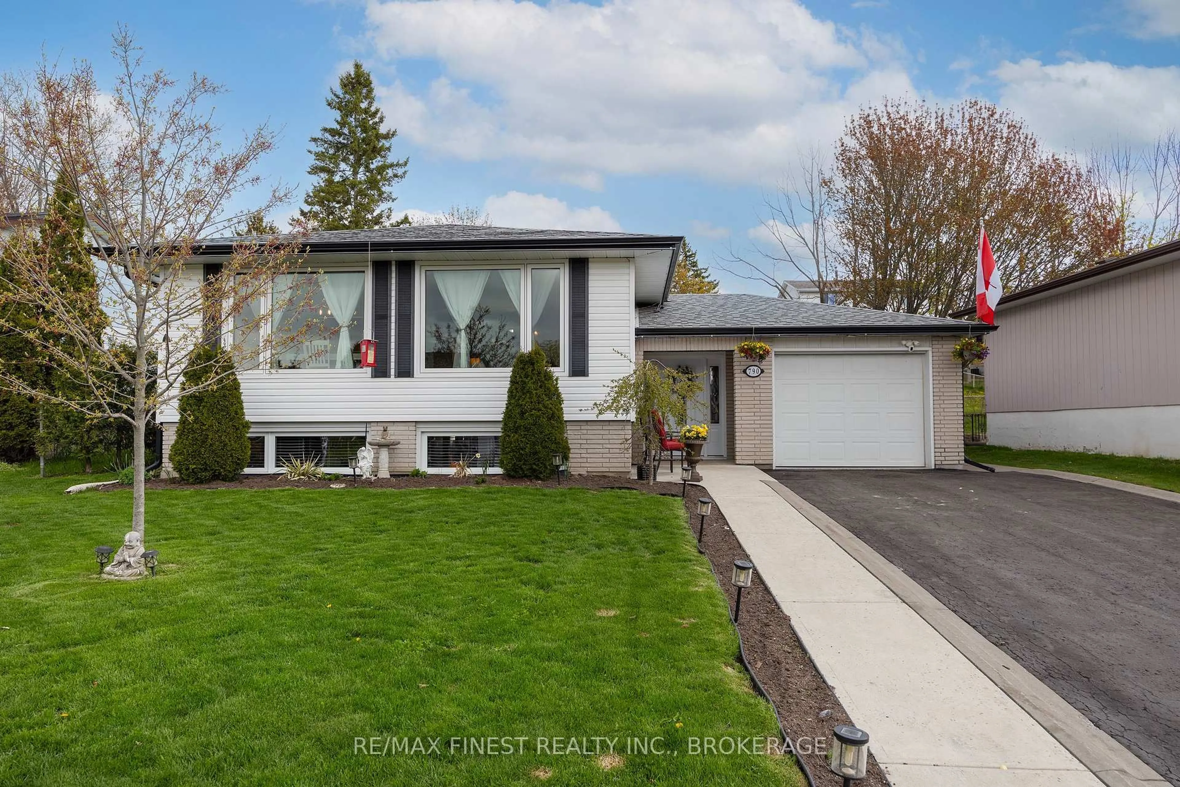 Home with vinyl exterior material, street for 790 High Gate Park Dr, Kingston Ontario K7M 5Z8