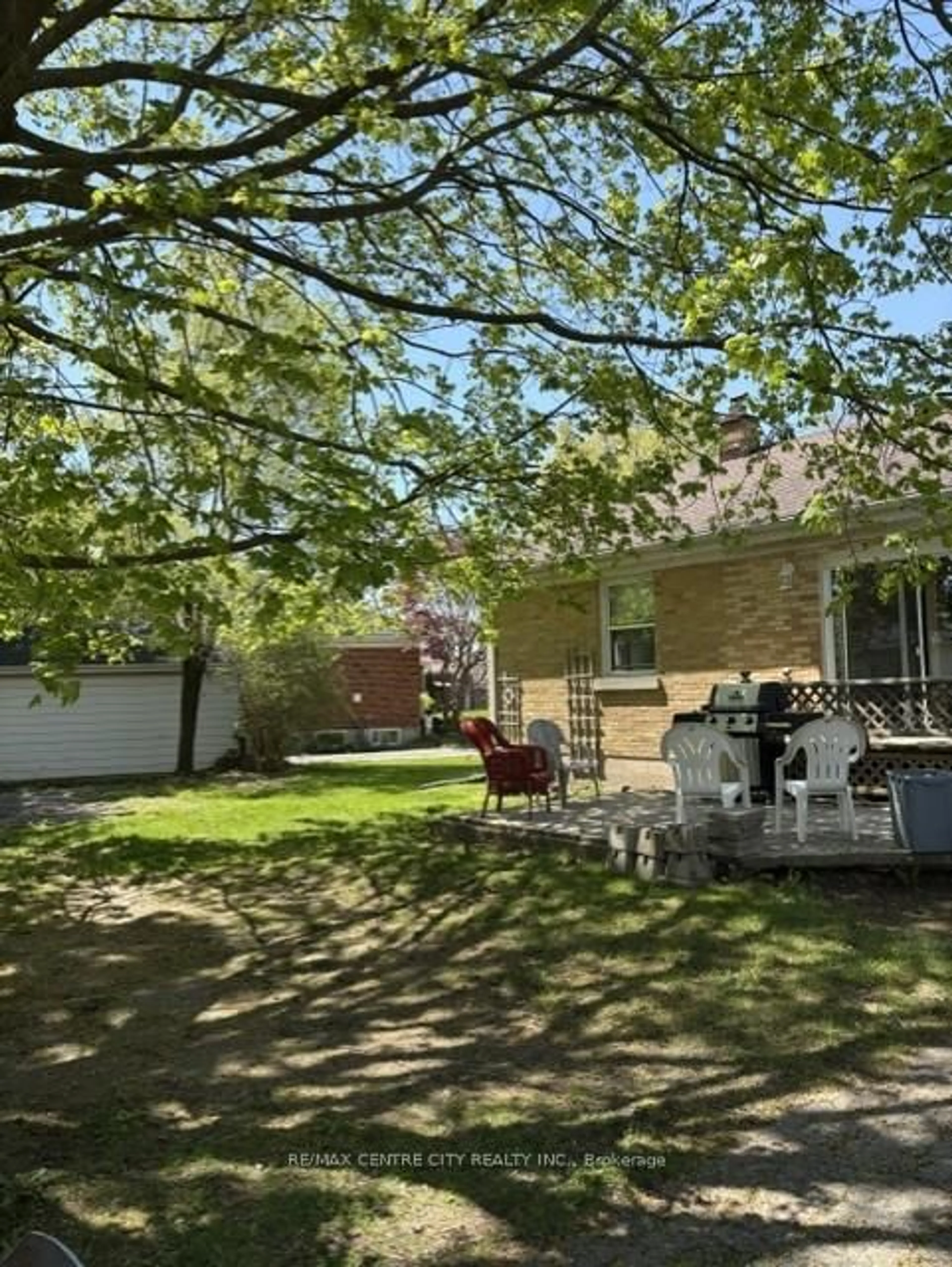 A pic from outside/outdoor area/front of a property/back of a property/a pic from drone, street for 28 Dieppe Dr, St. Thomas Ontario N5R 4G7