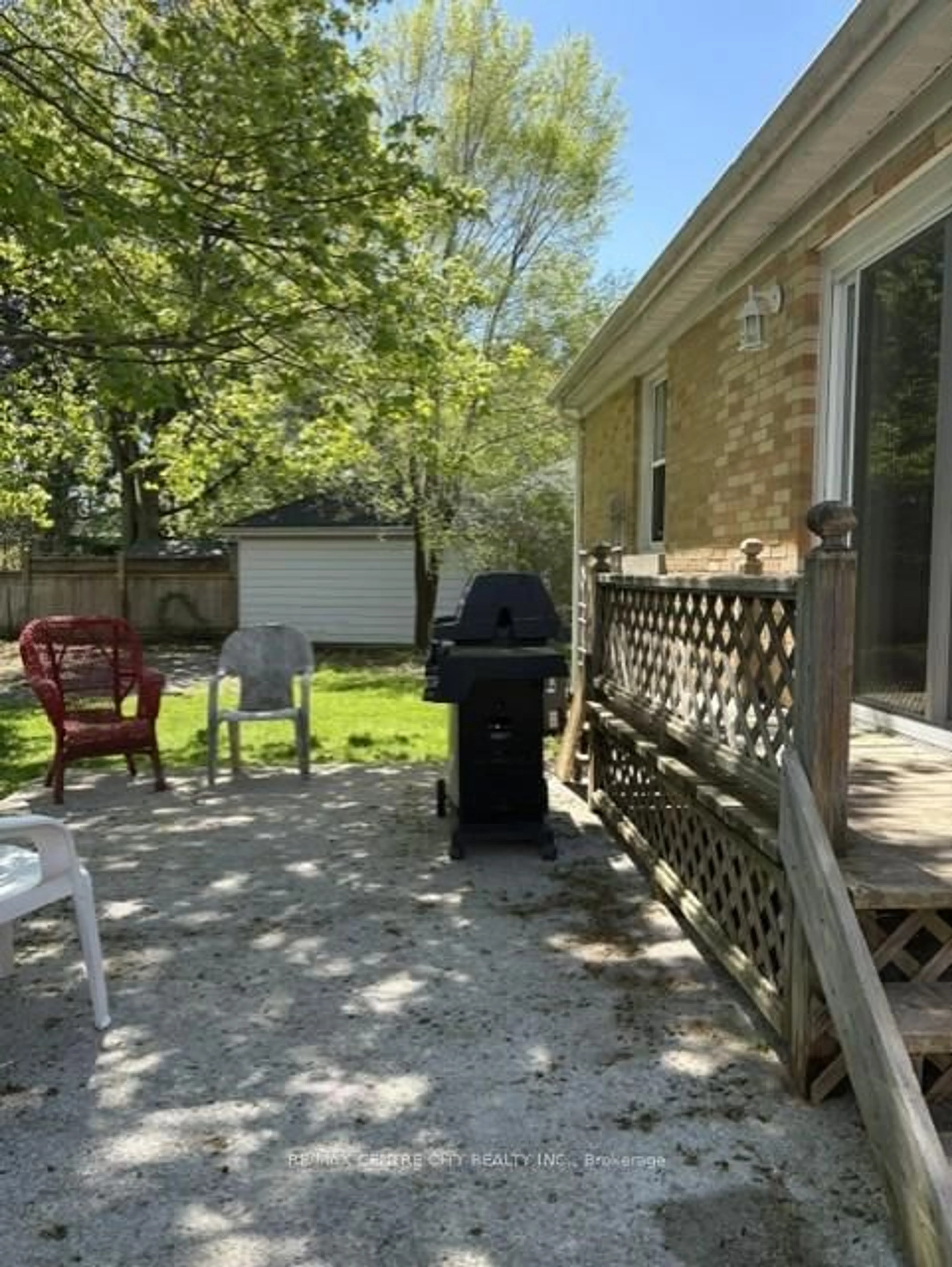 Patio, street for 28 Dieppe Dr, St. Thomas Ontario N5R 4G7